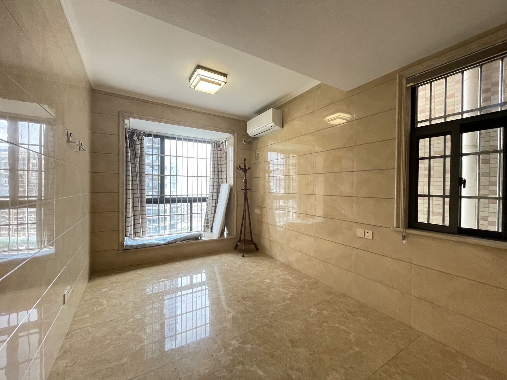 环强御景湾 4室2厅2卫 5800.0元/月 环强御景湾 4室2厅2卫 5800.0元/月室内图