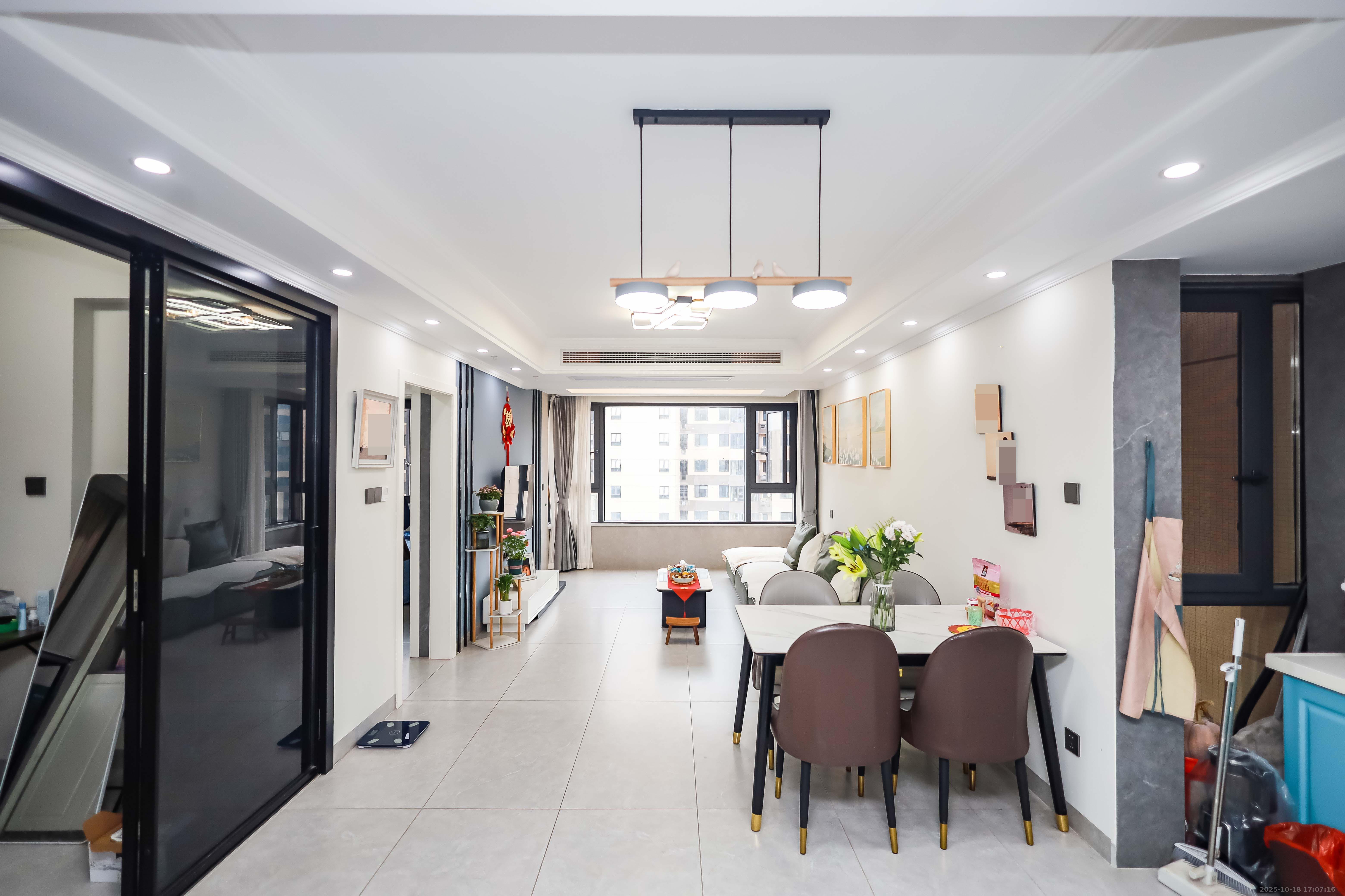 长房云时代  3室2厅1卫    88.0万客厅