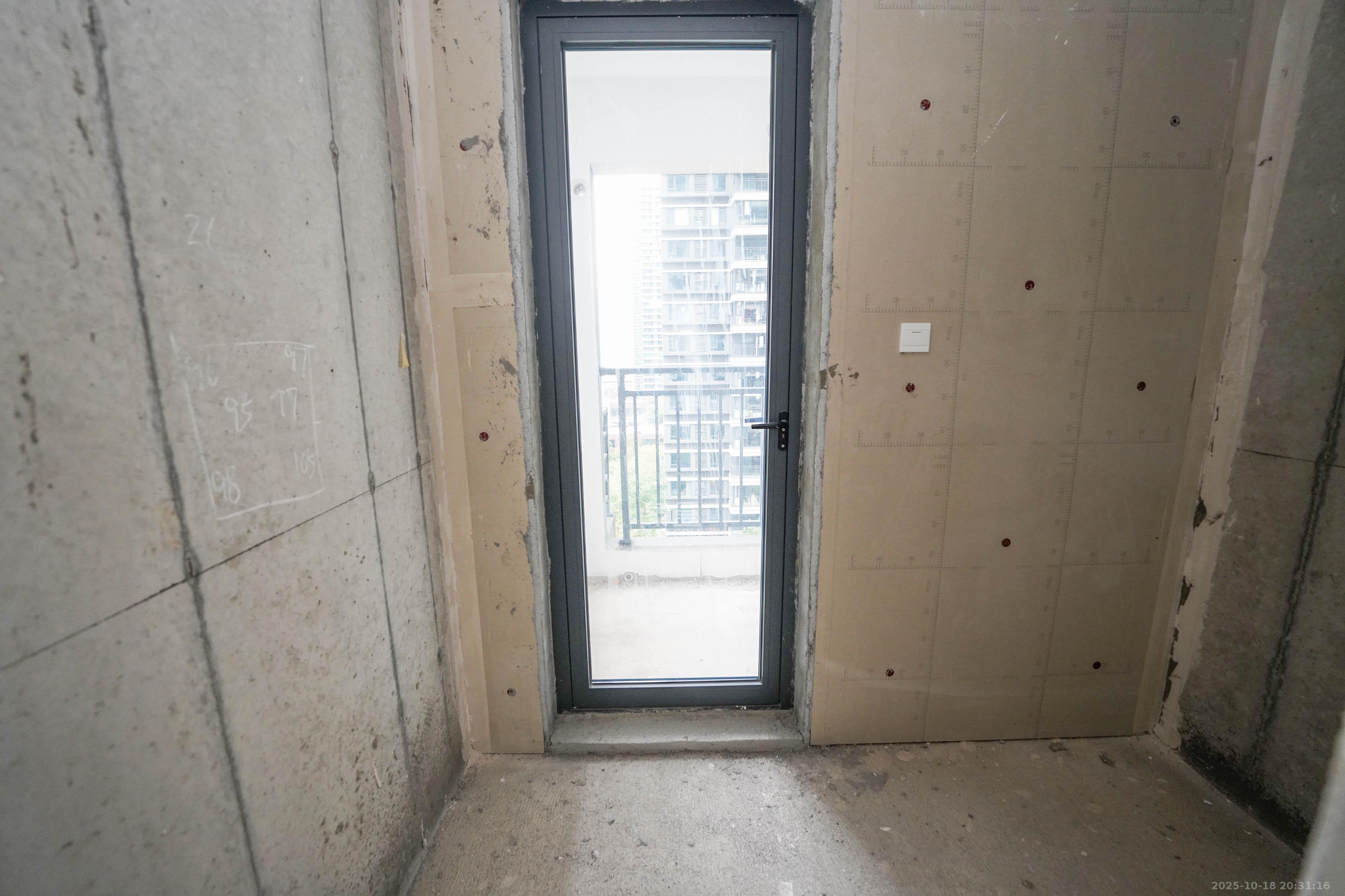 旭辉雨金广场  4室2厅2卫    121.8万卧室