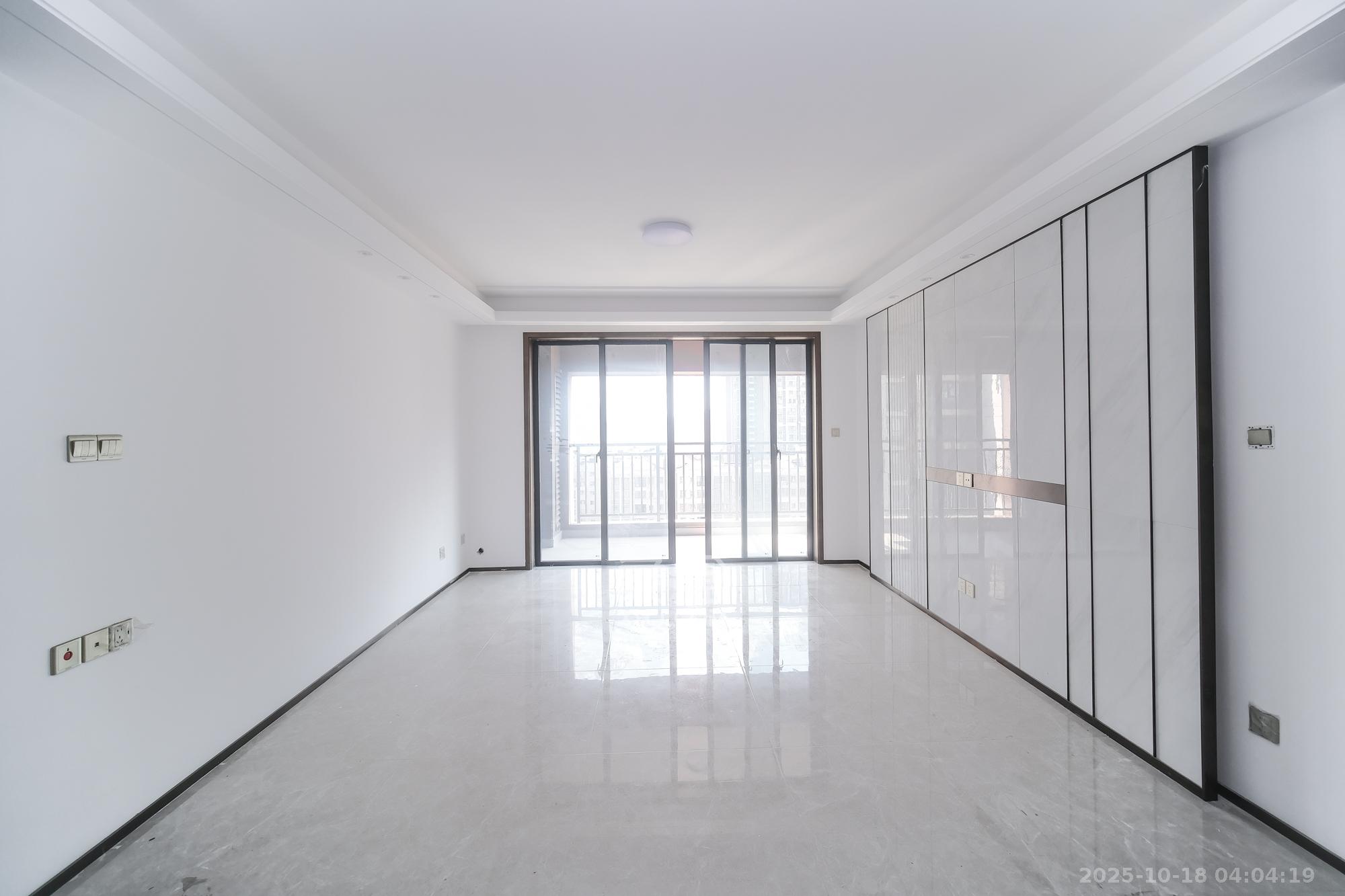 荣盛城 4室2厅2卫 98.0万 荣盛城 4室2厅2卫 98.0万客厅