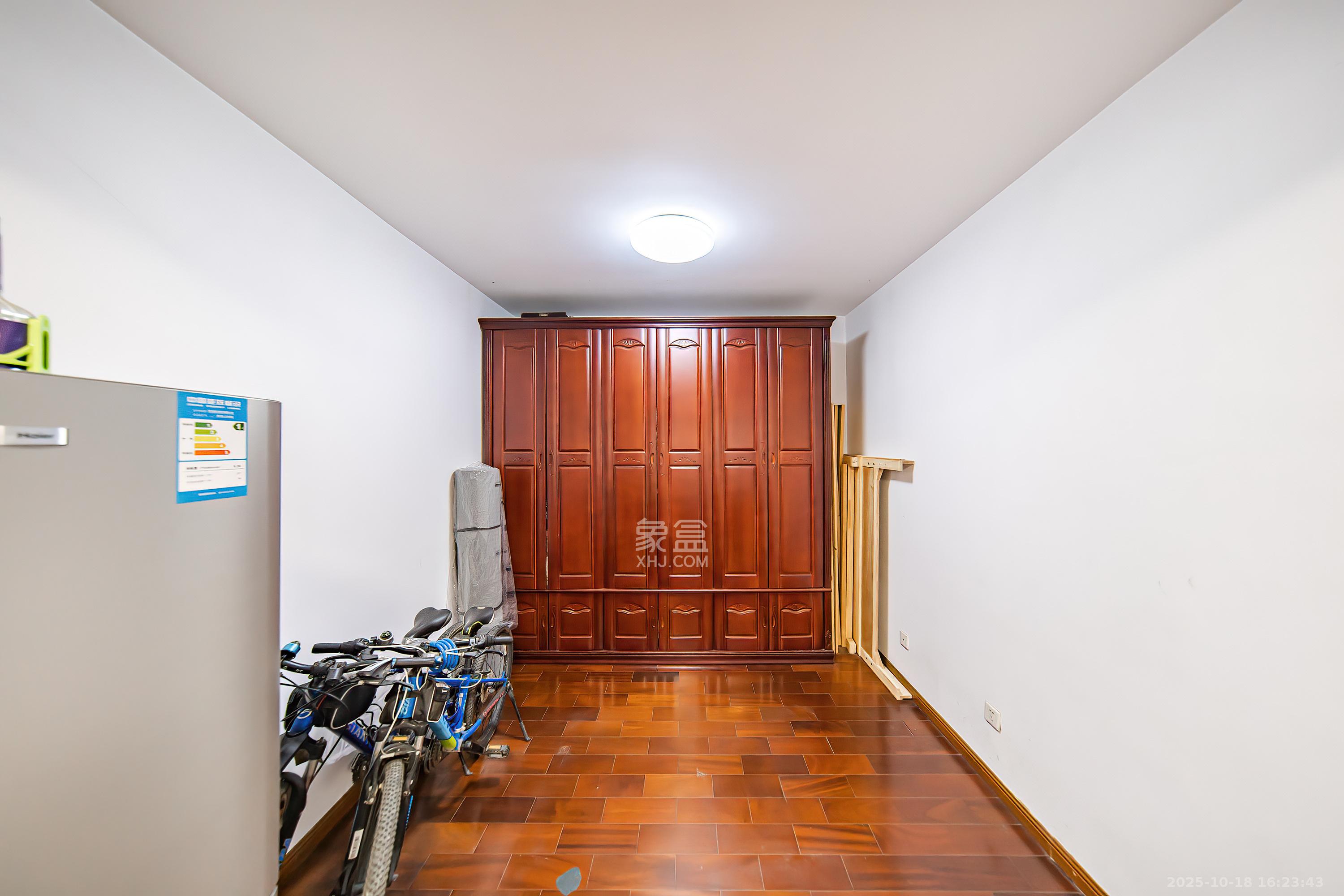 阳光100一期、四五期  4室2厅2卫    138.0万卧室