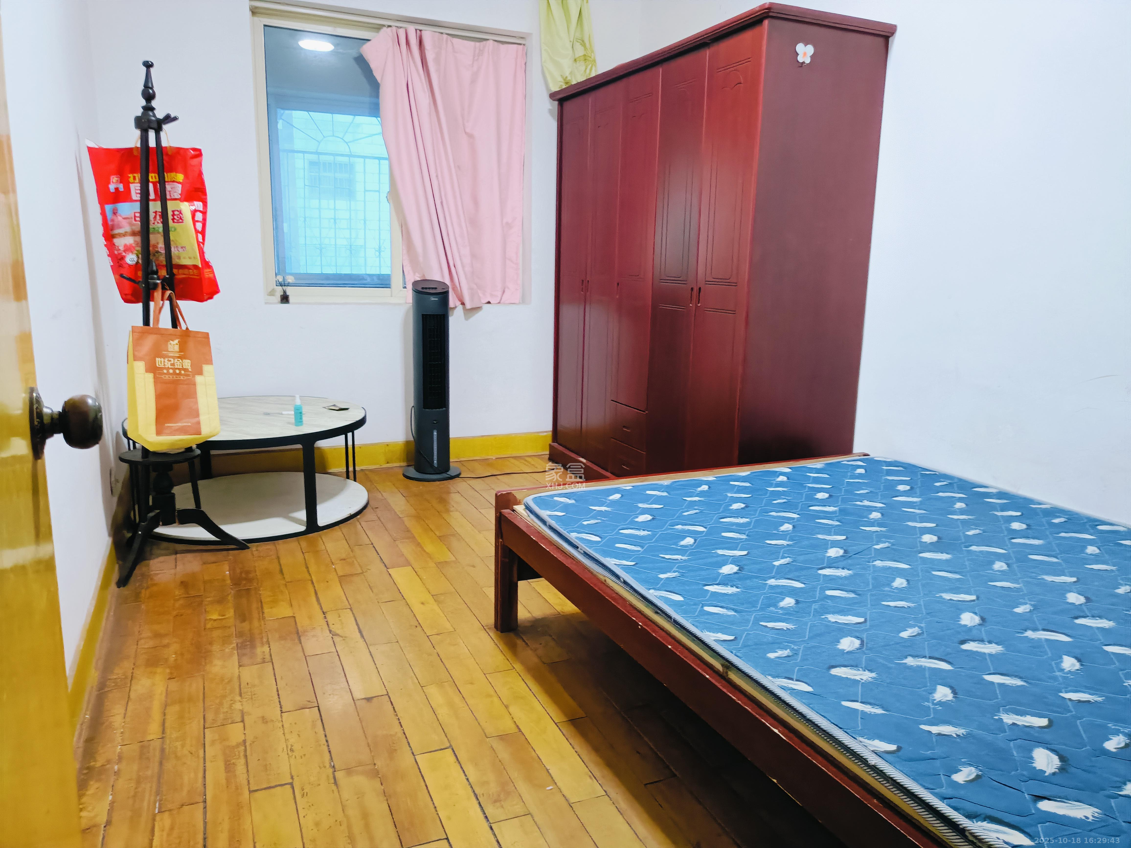 东风二村社区房  3室2厅1卫    2000.0元/月 东风二村社区房  3室2厅1卫    2000.0元/月室内图