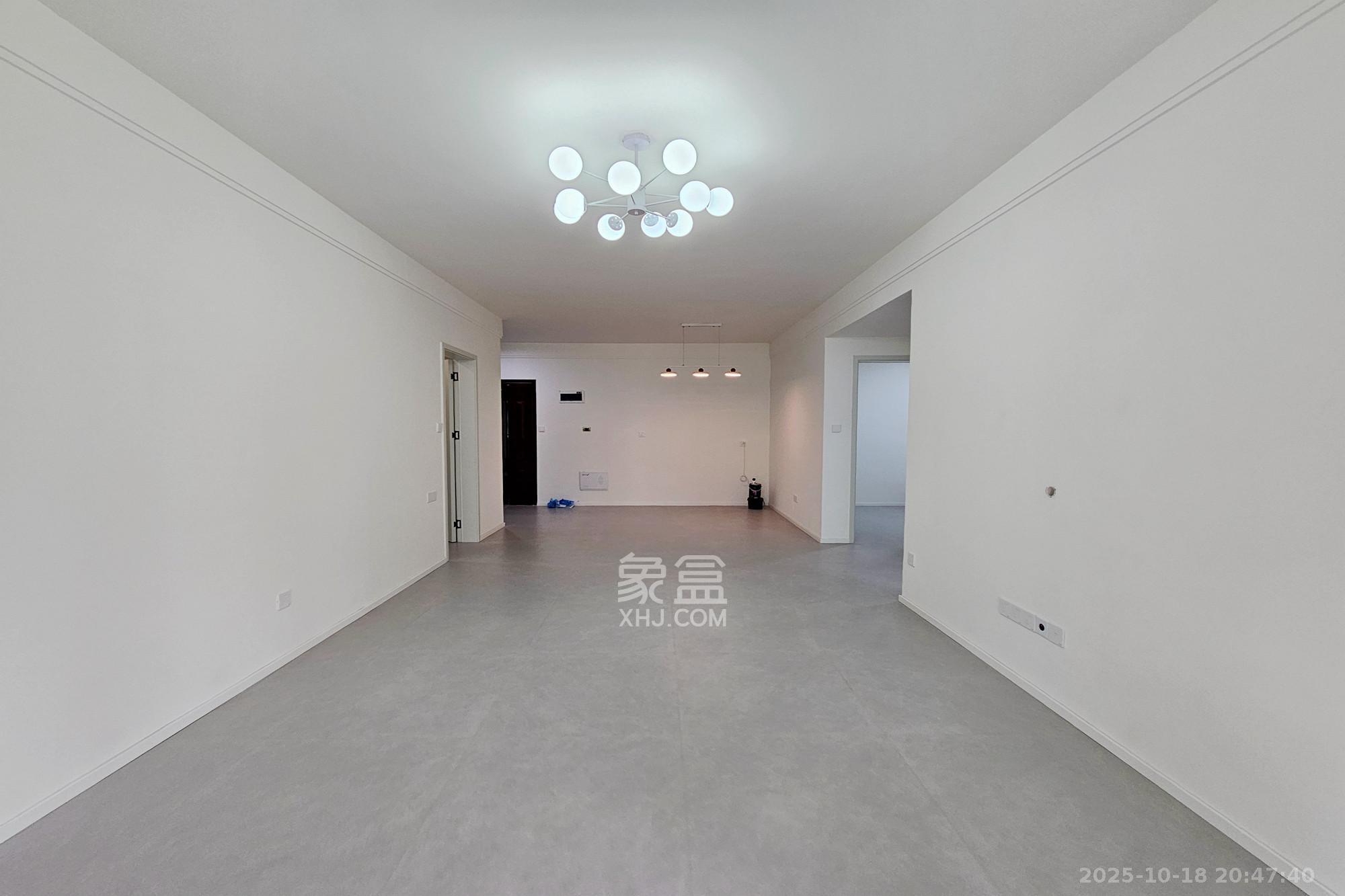 长房东旭国际  3室2厅2卫    140.0万 长房东旭国际  3室2厅2卫    140.0万客厅