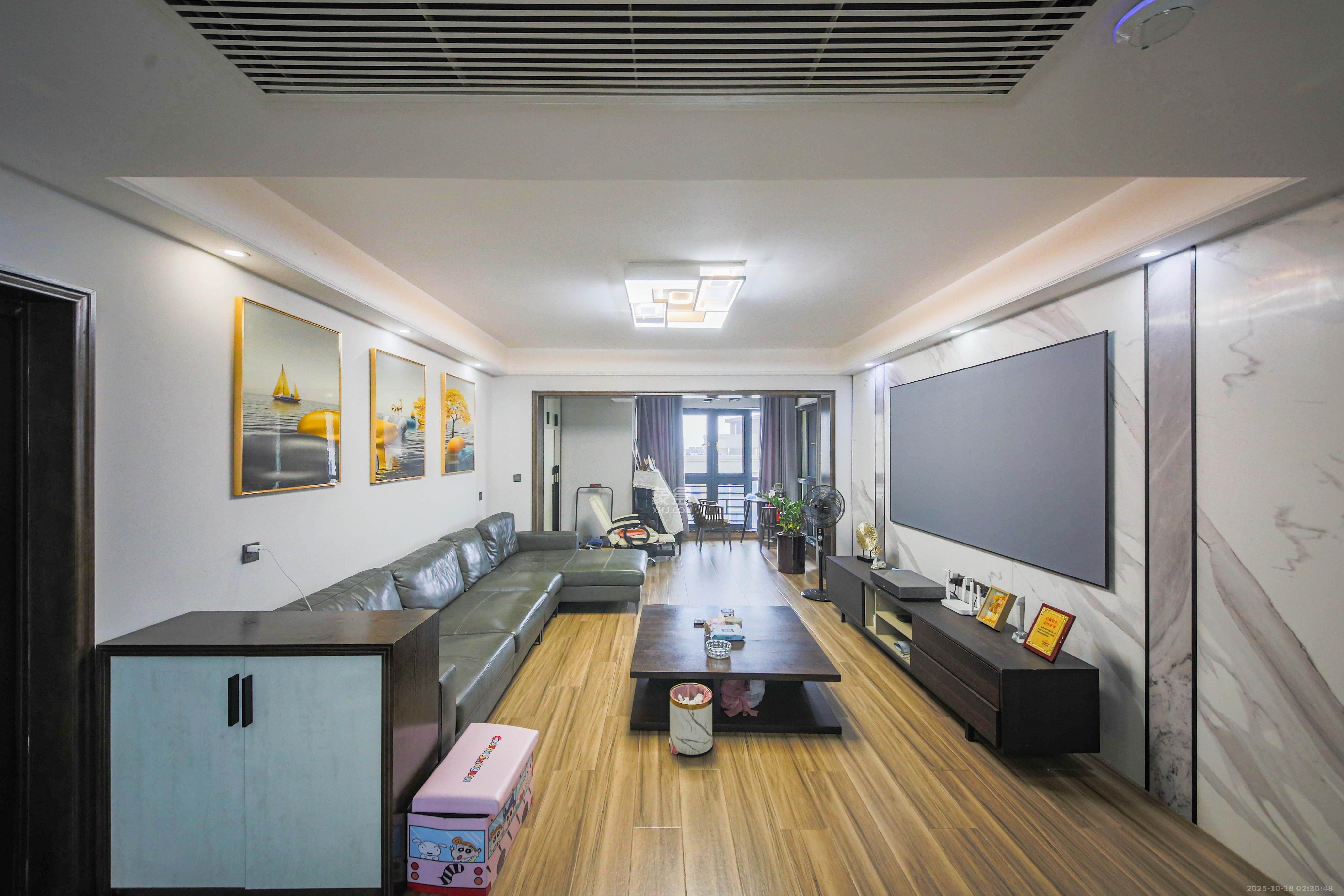 克拉美丽山庄（晟领国际）  4室2厅2卫    138.0万客厅