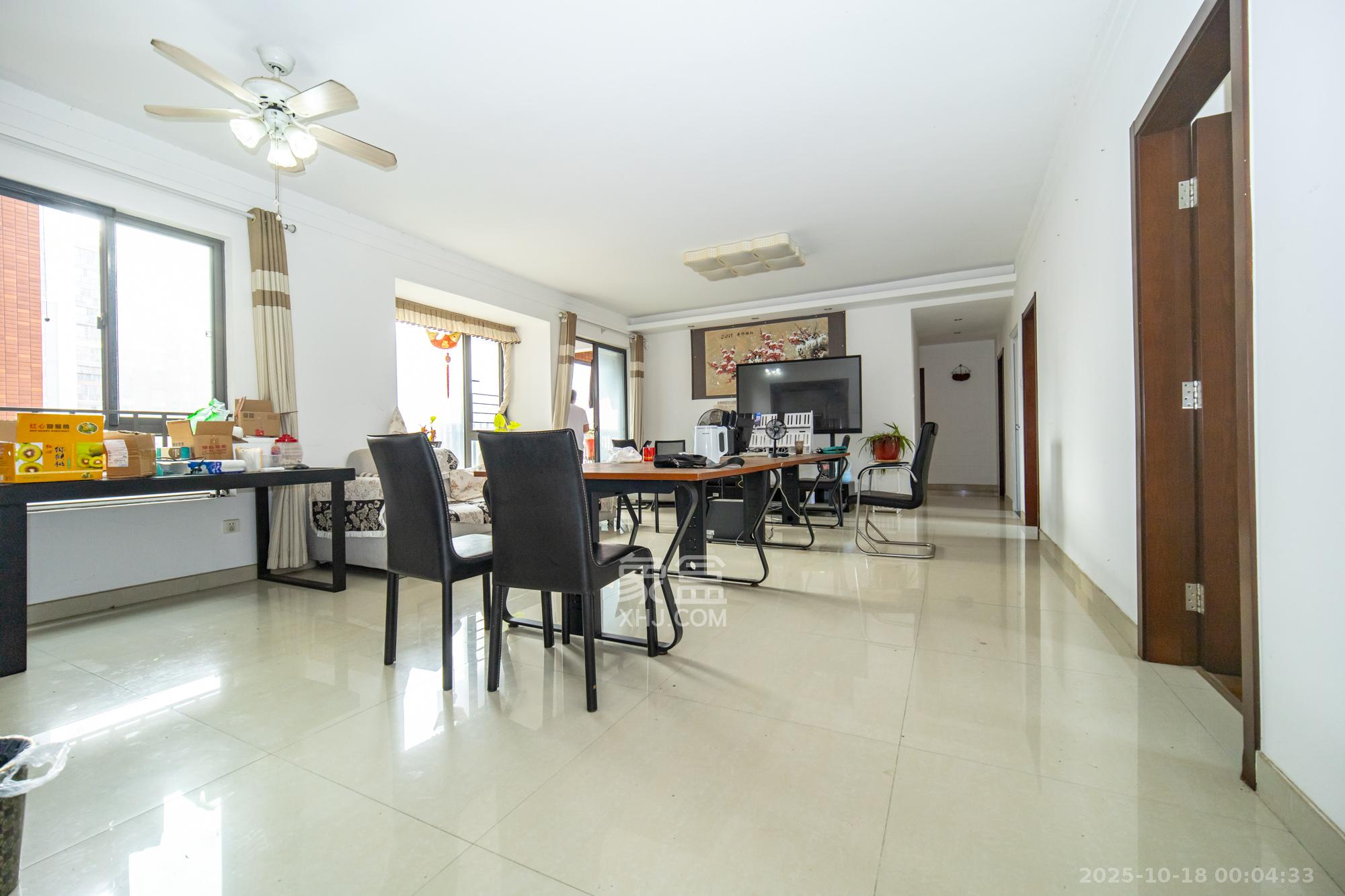 华润凤凰城二期 5室2厅2卫 130.0万 华润凤凰城二期 5室2厅2卫 130.0万客厅