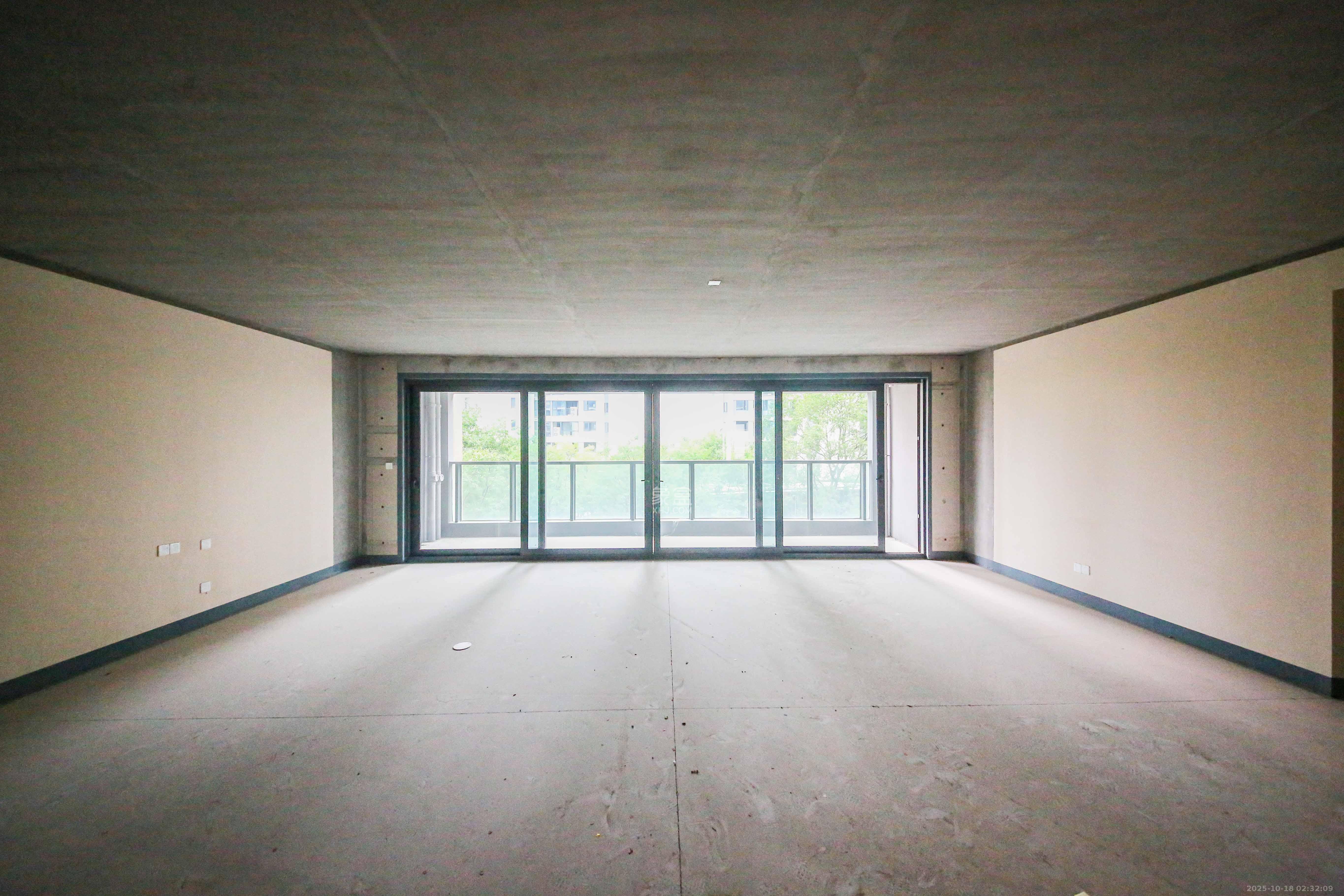 长沙润府A区  4室2厅2卫    349.0万客厅