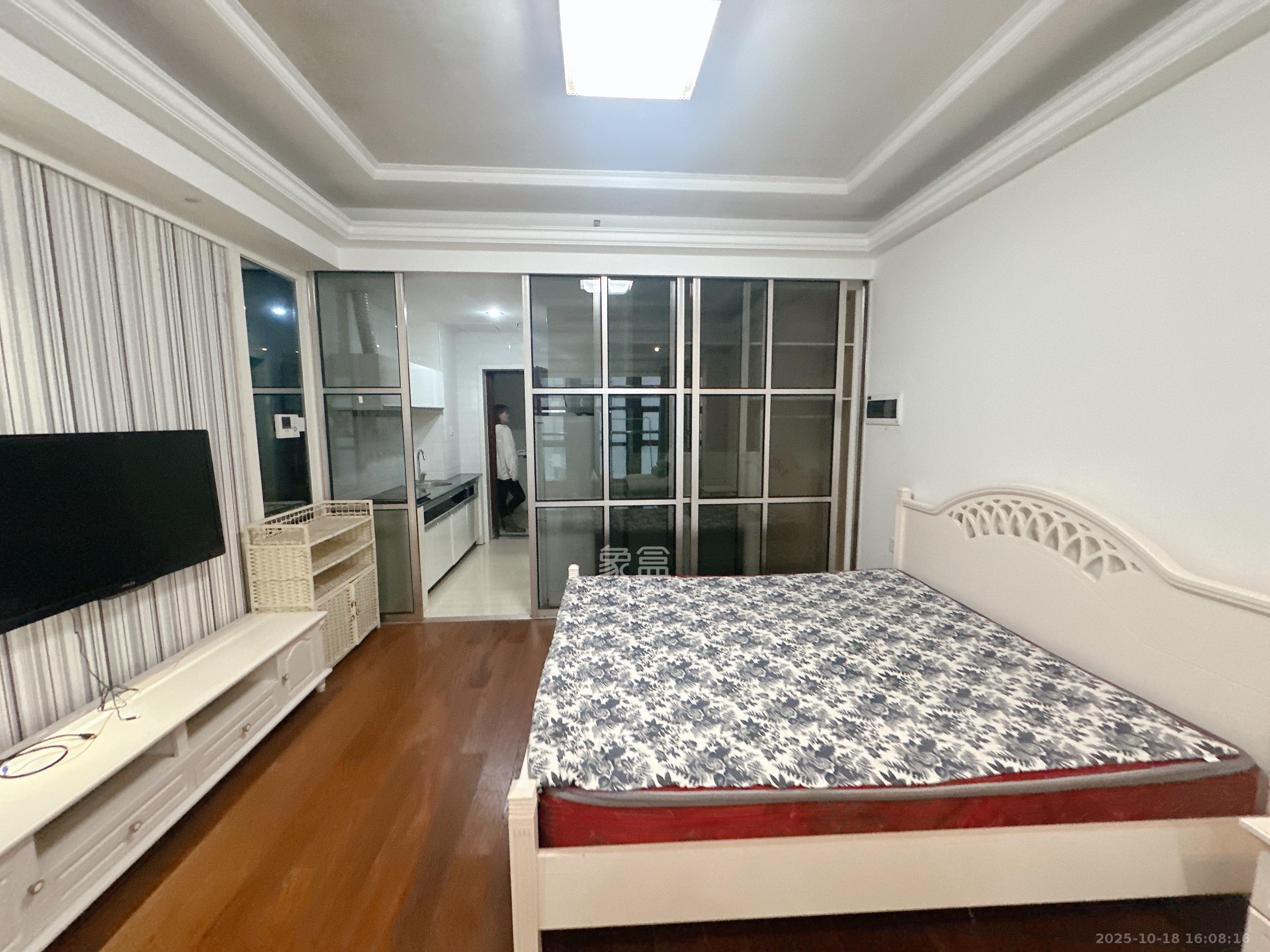 壹号公馆  1室1厅1卫    2000.0元/月室内图