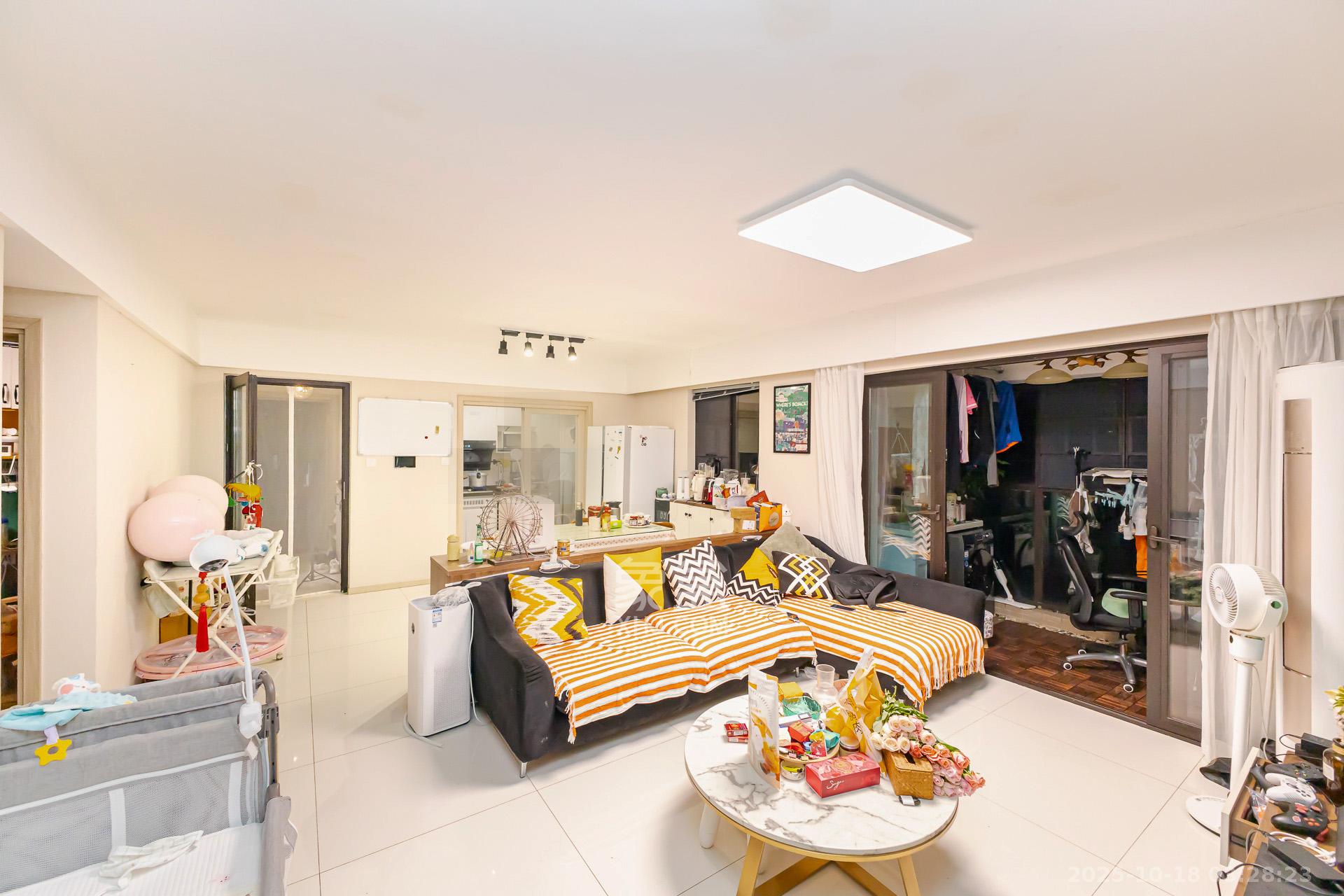 时代倾城三期 3室2厅2卫 95.0万 时代倾城三期 3室2厅2卫 95.0万客厅