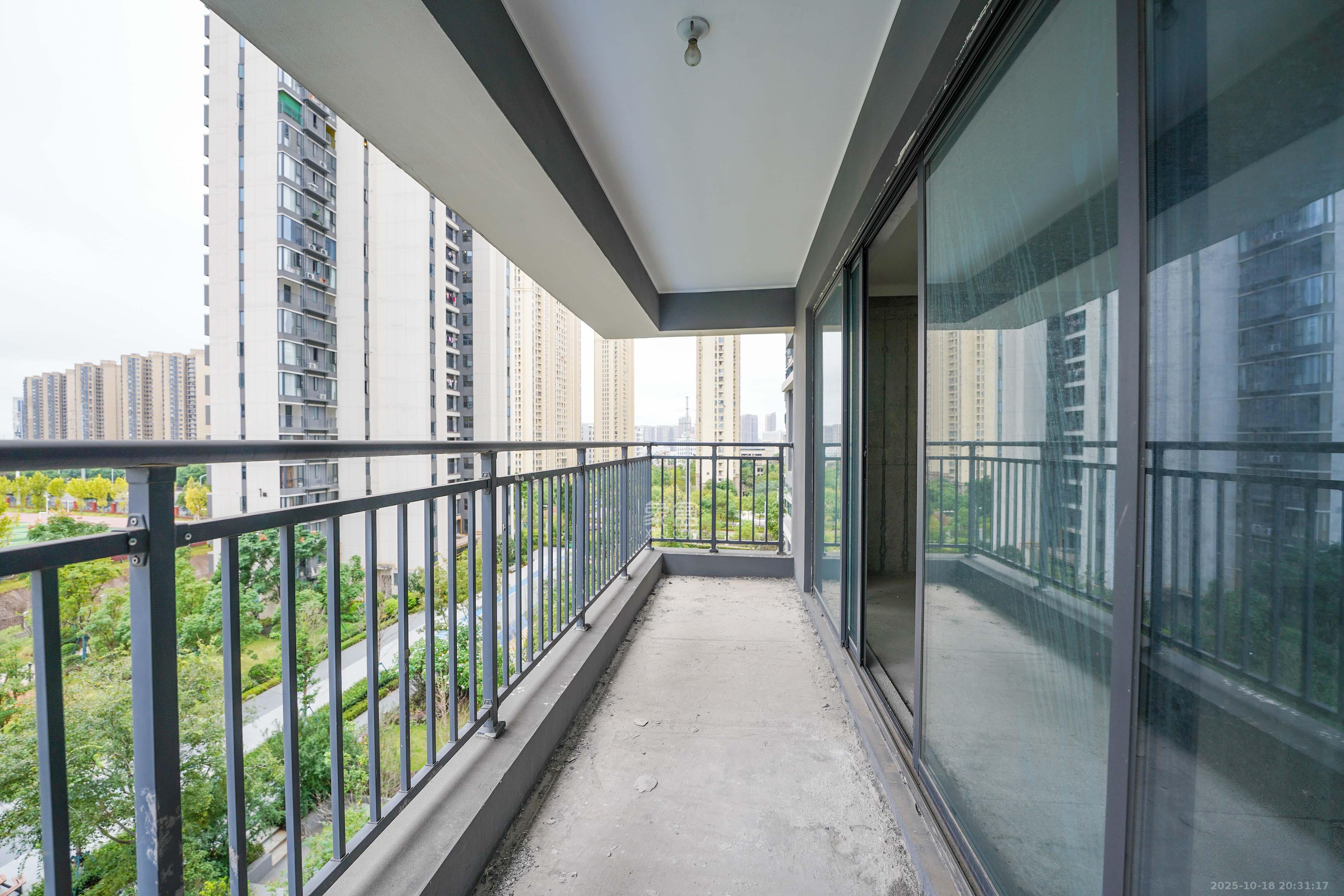 旭辉雨金广场  4室2厅2卫    121.8万阳台