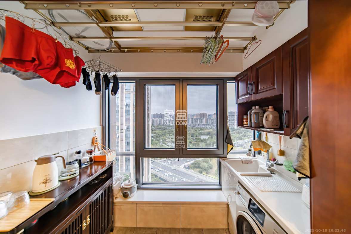 湘熙水郡(观澜海赋家园) 4室2厅2卫 180.0万 湘熙水郡(观澜海赋家园) 4室2厅2卫 180.0万阳台