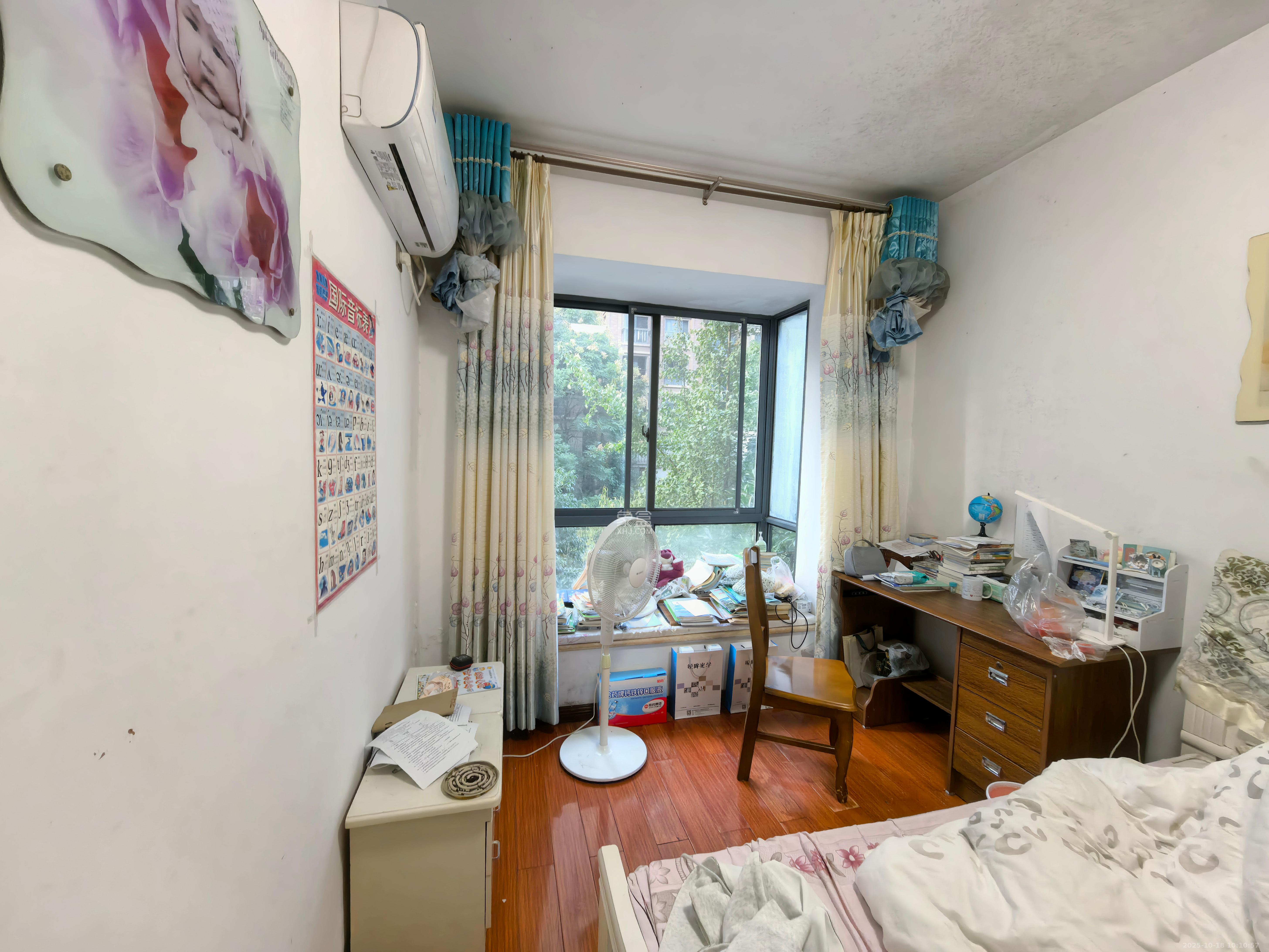 纳帕溪谷后湾  4室2厅2卫    140.0万客厅