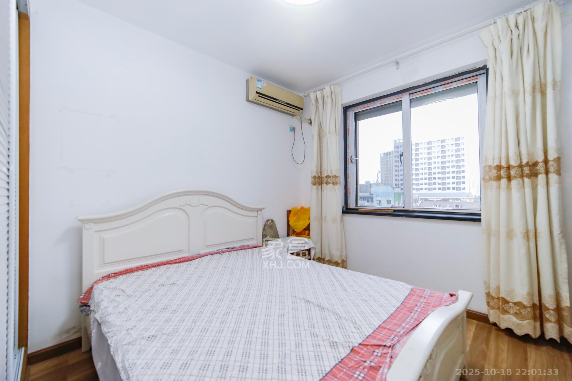 香溢豪庭  3室2厅2卫    90.0万卧室