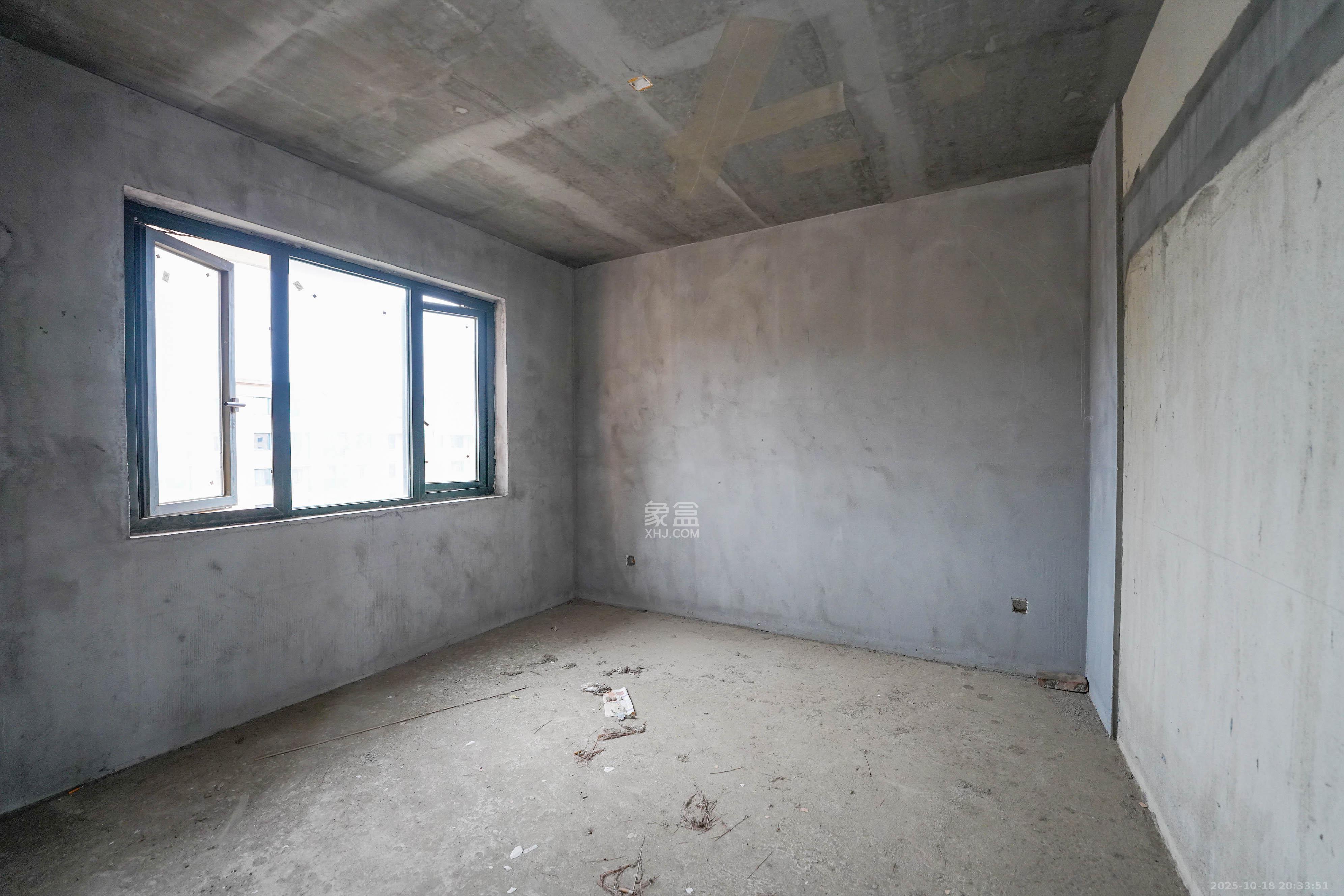 丽发新城  5室3厅3卫    106.8万卧室