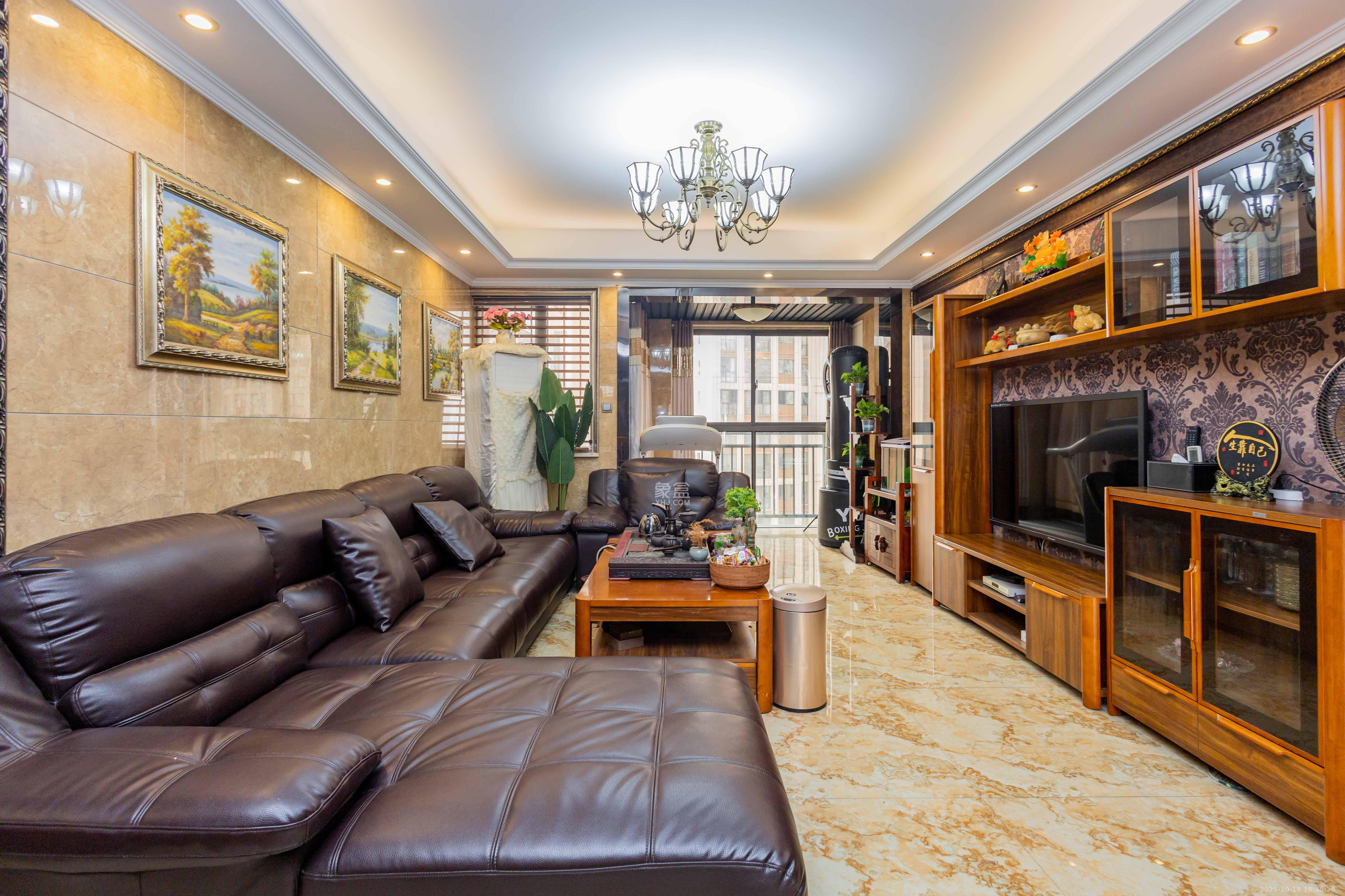 旭辉华庭  3室2厅2卫    89.8万客厅