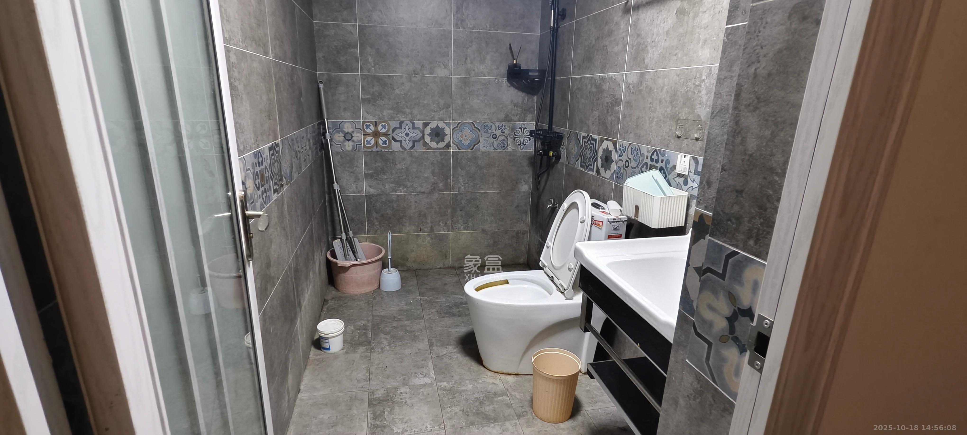 第六都（陆都小区）  1室1厅1卫    1800.0元/月室内图