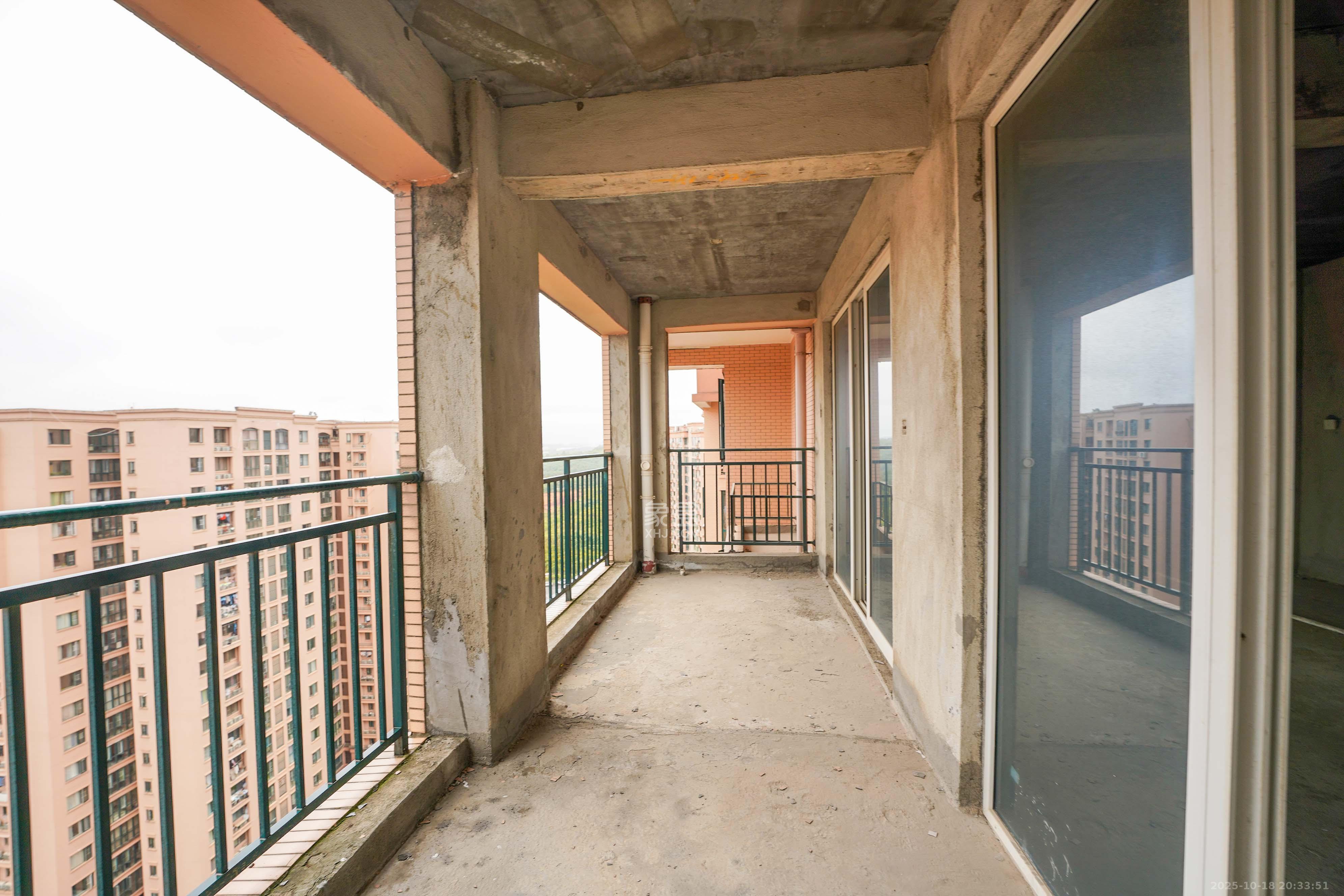 丽发新城  5室3厅3卫    106.8万阳台