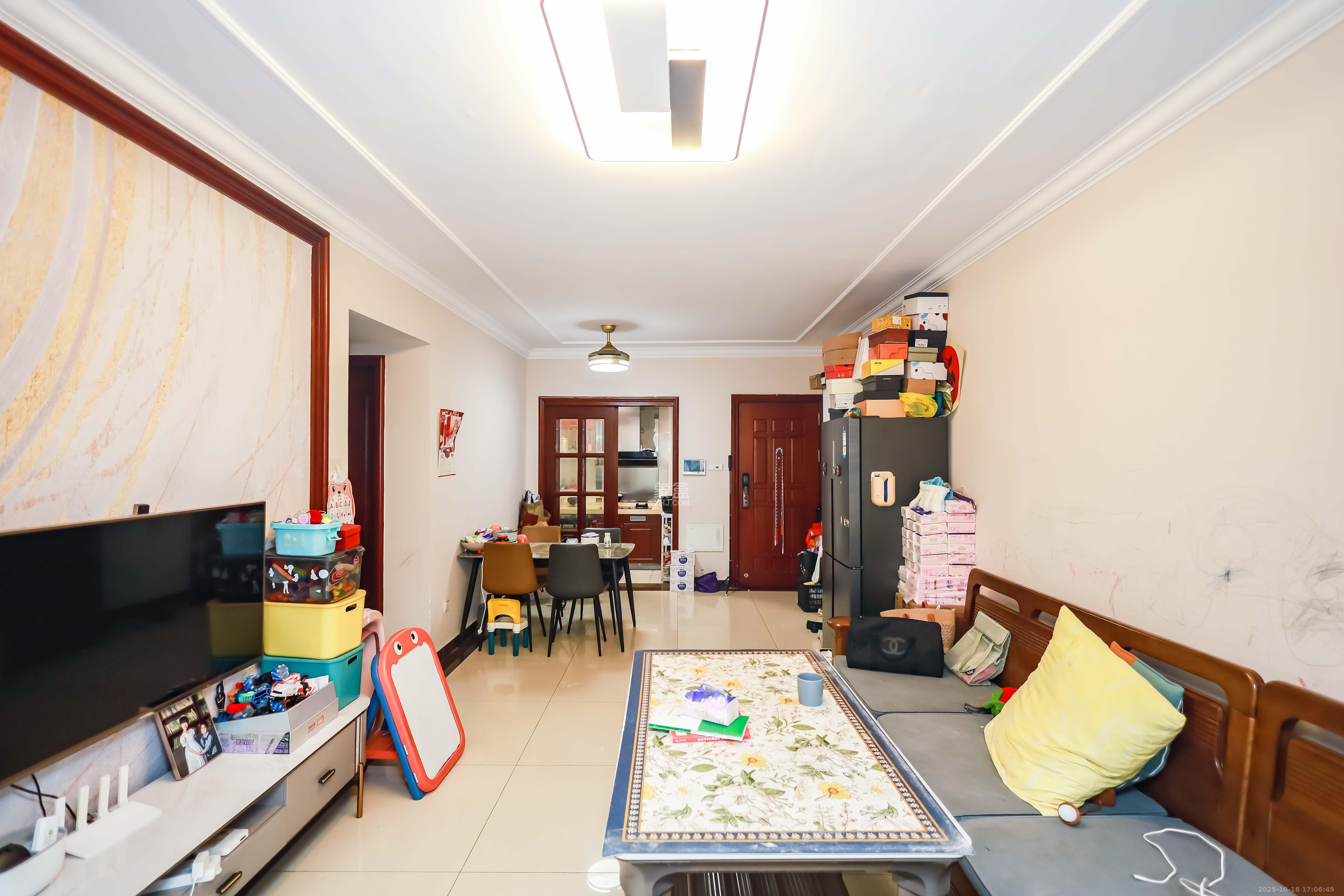 恒大华府  3室2厅1卫    118.0万客厅