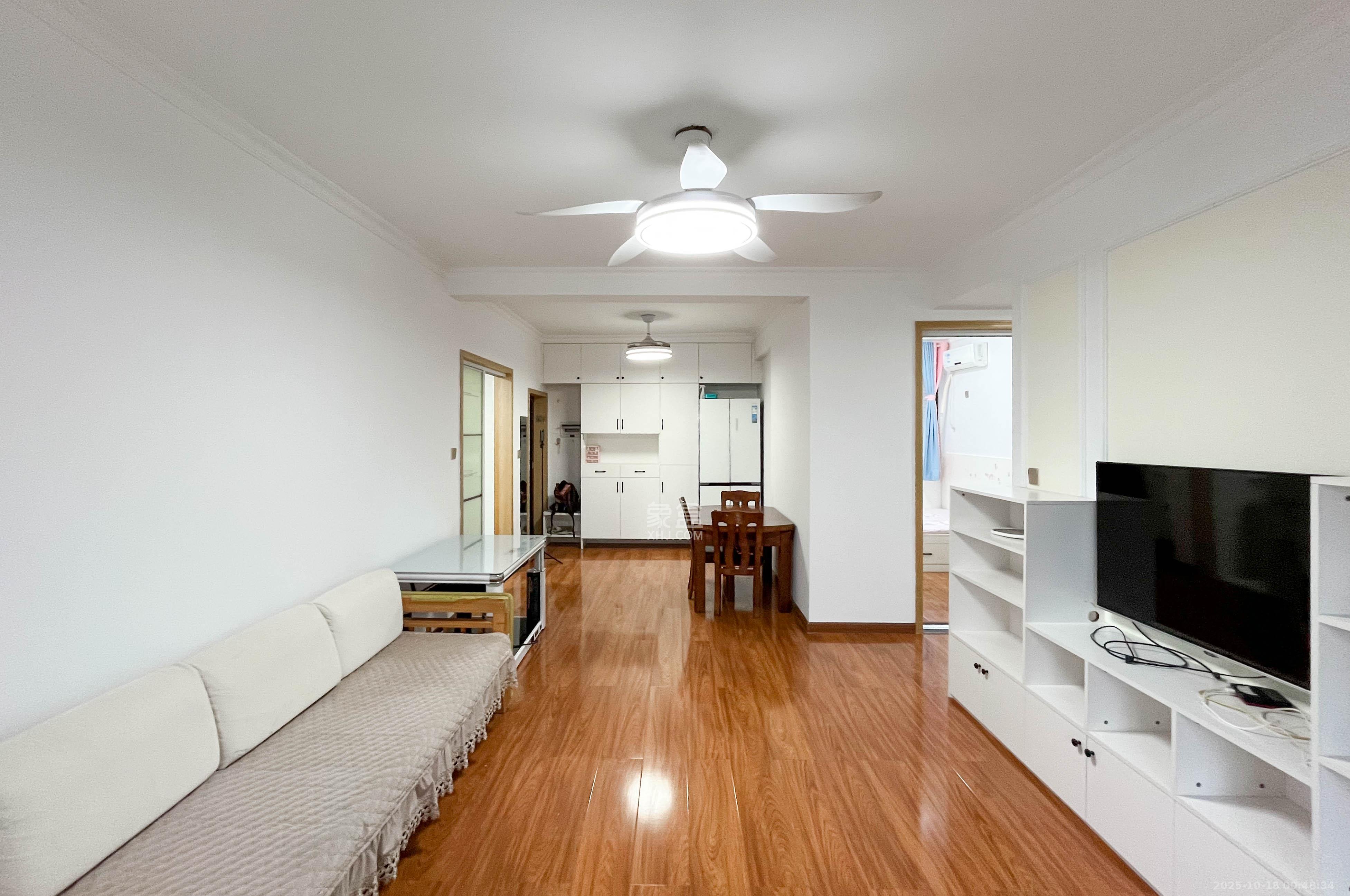 高信向日葵  3室2厅2卫    97.0万客厅