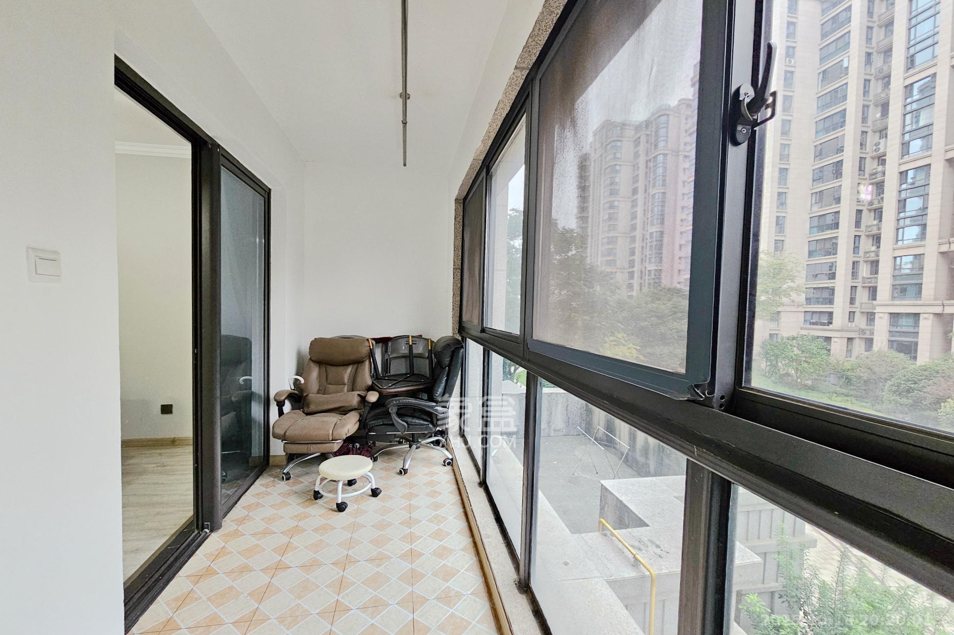 明昇壹城（明昇时代广场）一期  4室2厅2卫    198.0万阳台