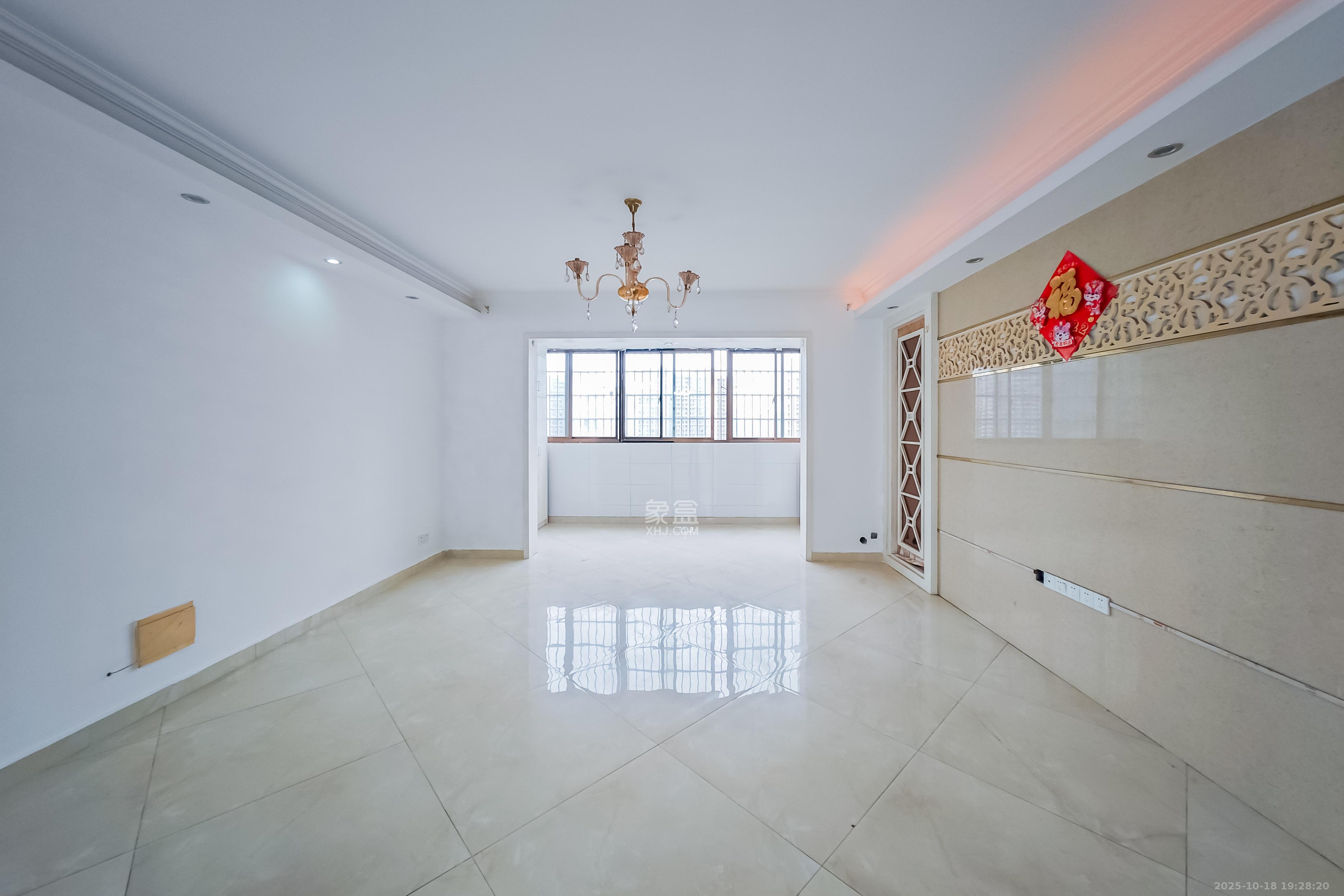 湘核佳苑  4室2厅2卫    88.0万客厅