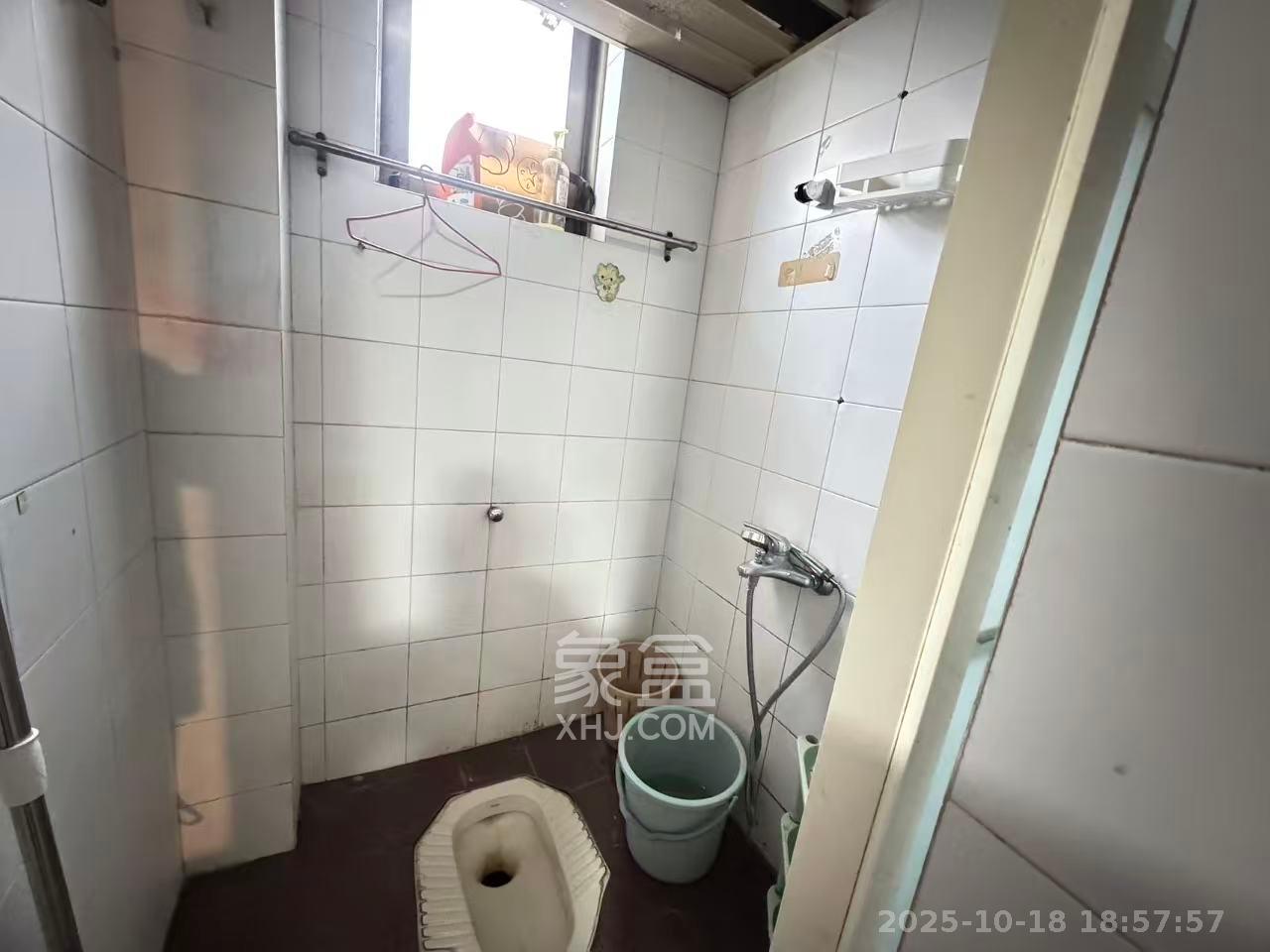 省工商局宿舍  3室2厅2卫    2000.0元/月 省工商局宿舍  3室2厅2卫    2000.0元/月室内图