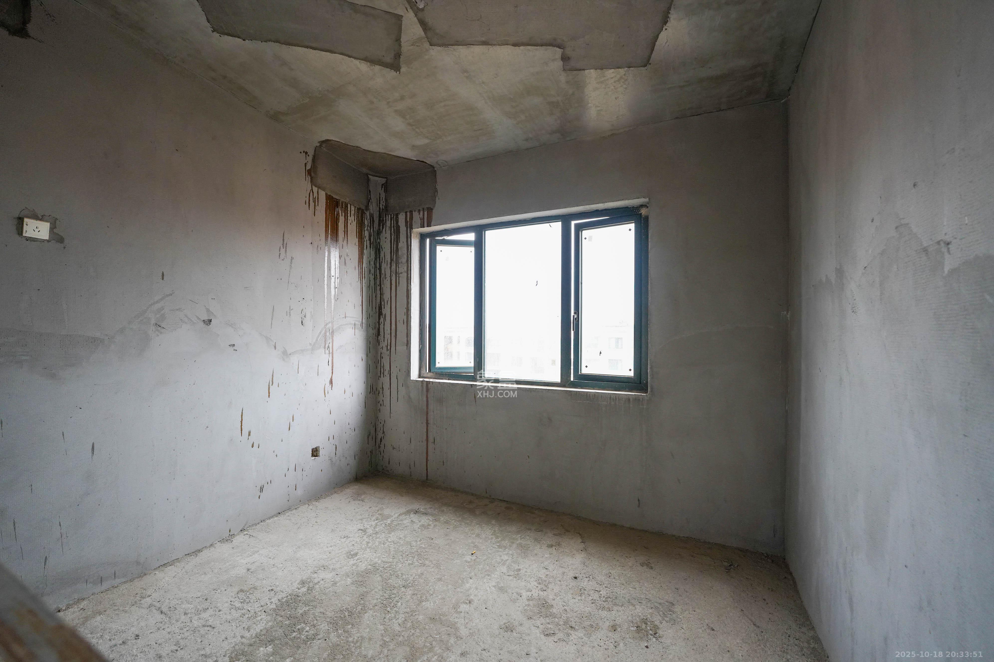 丽发新城  5室3厅3卫    106.8万卧室