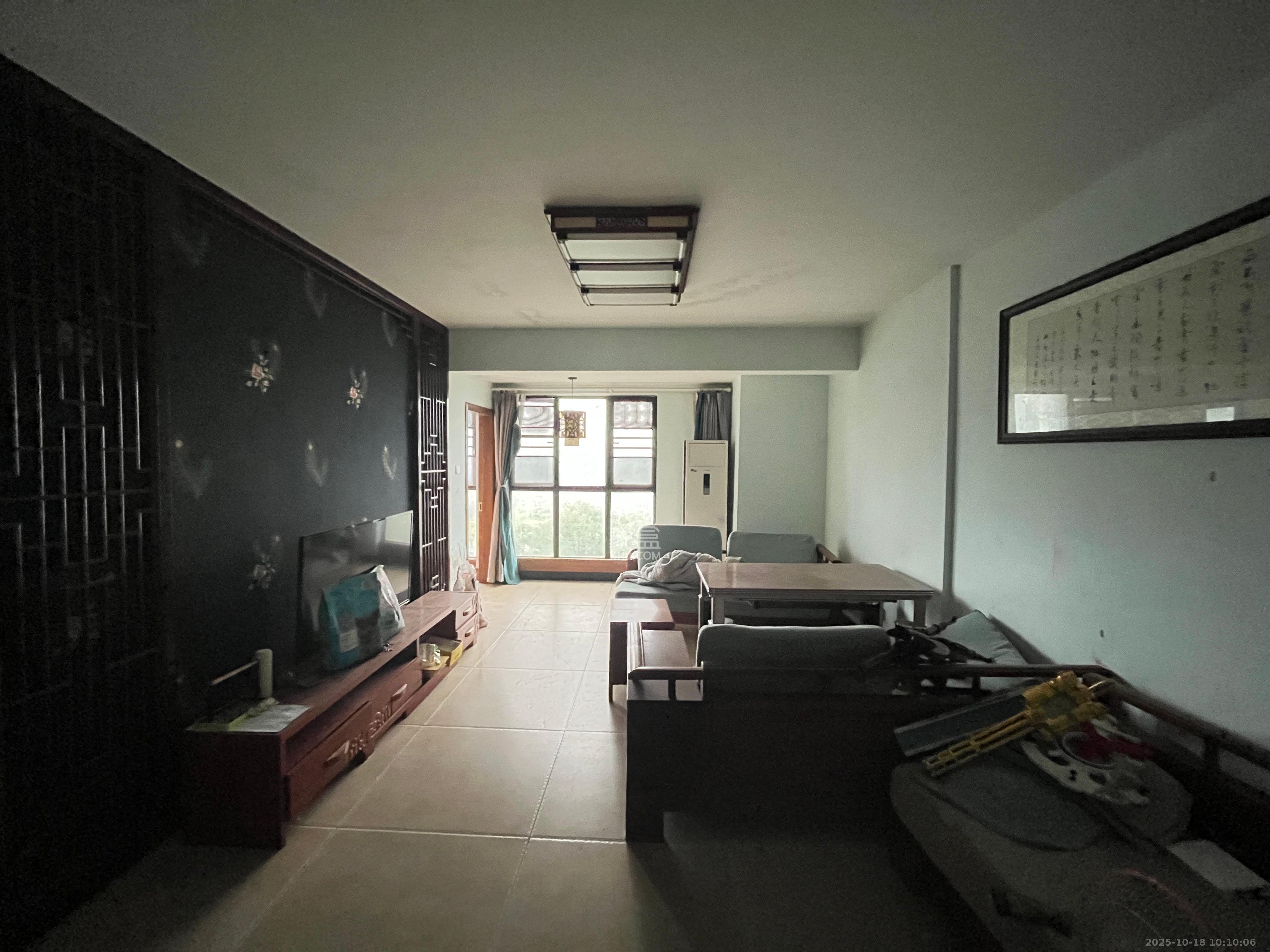 悦湖山  4室2厅2卫    2300.0元/月