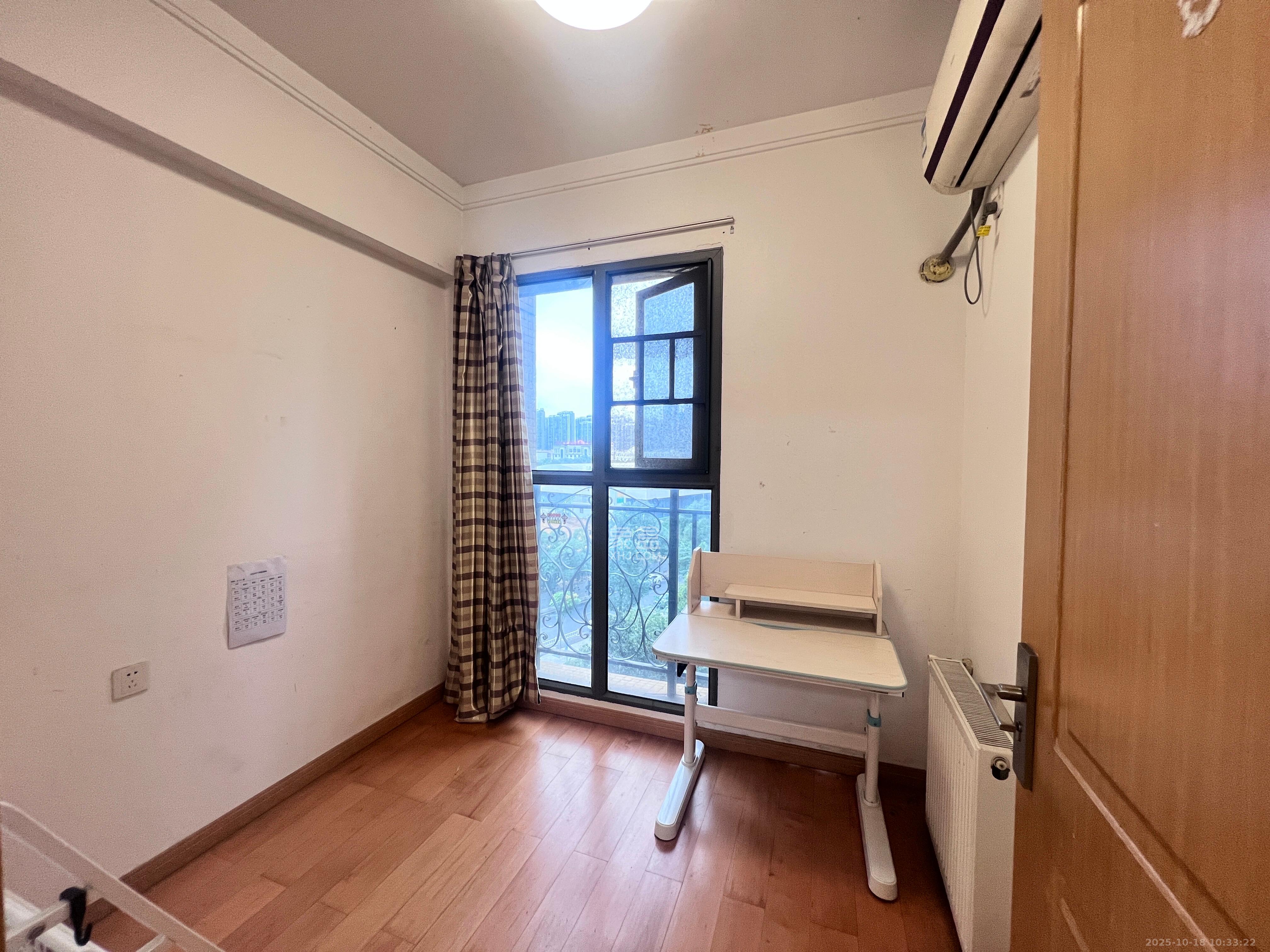 珠江郦城探香里  3室2厅1卫    1900.0元/月 珠江郦城探香里  3室2厅1卫    1900.0元/月室内图