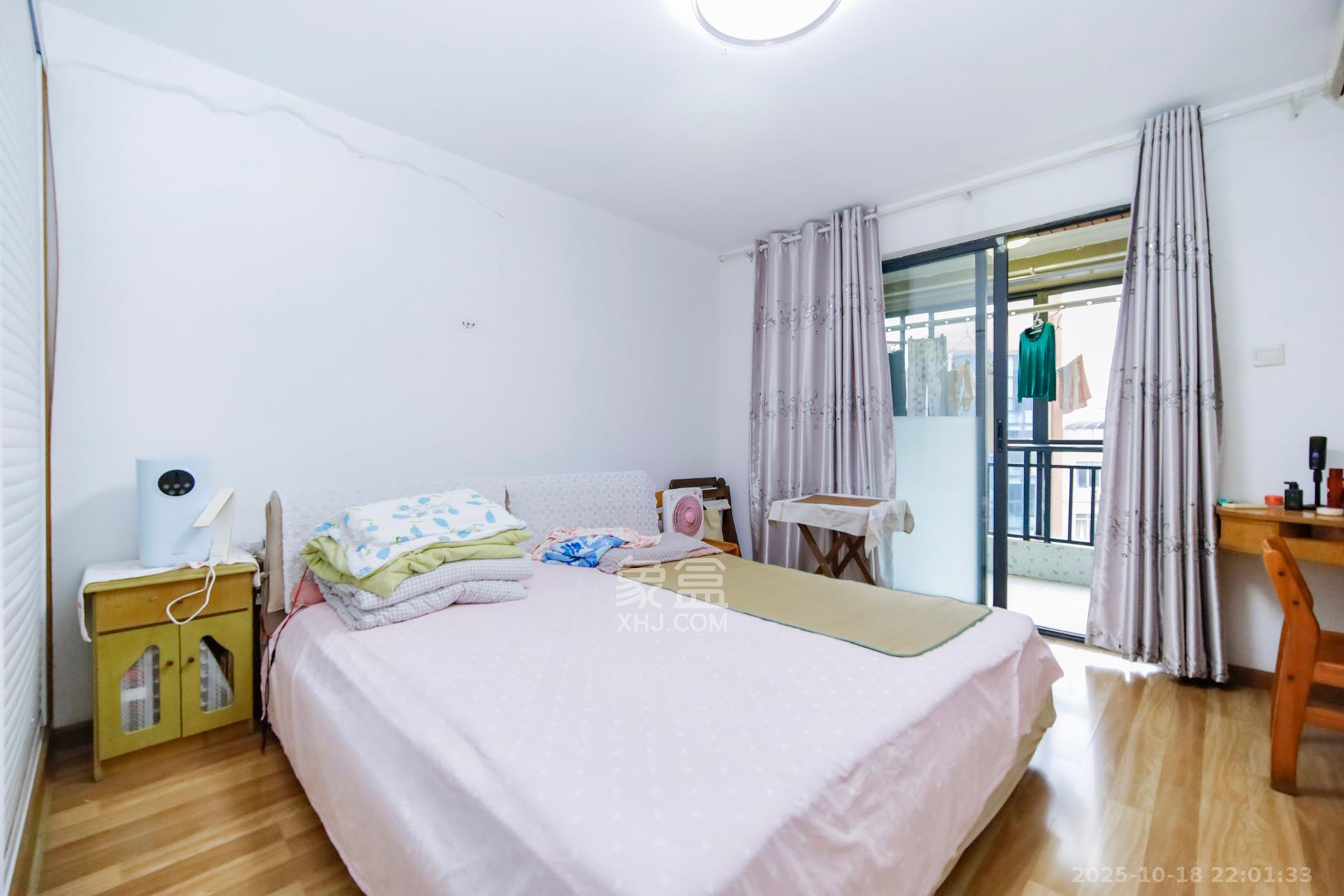 香溢豪庭  3室2厅2卫    90.0万卧室