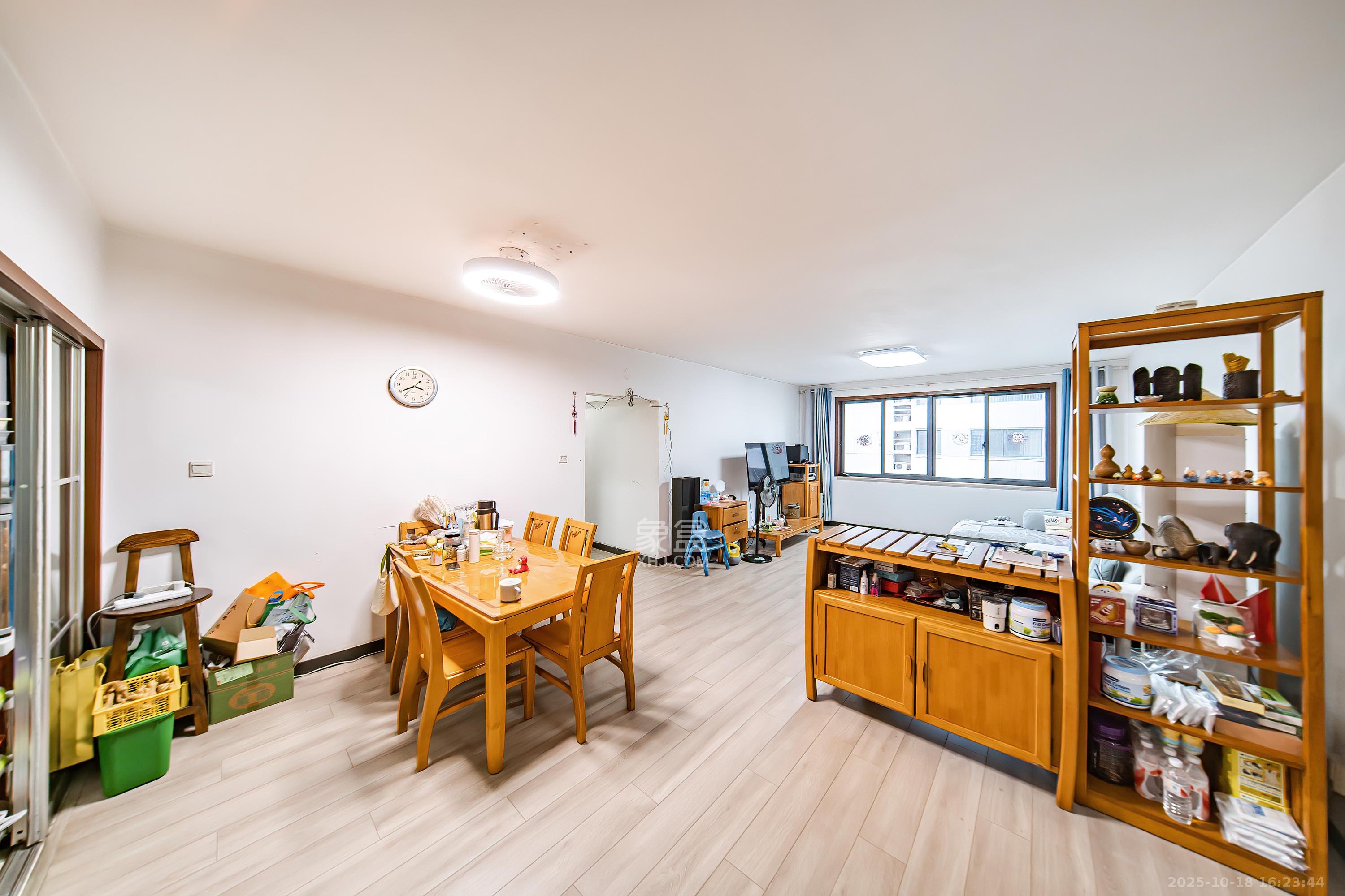 阳光100一期、四五期  4室2厅2卫    138.0万客厅