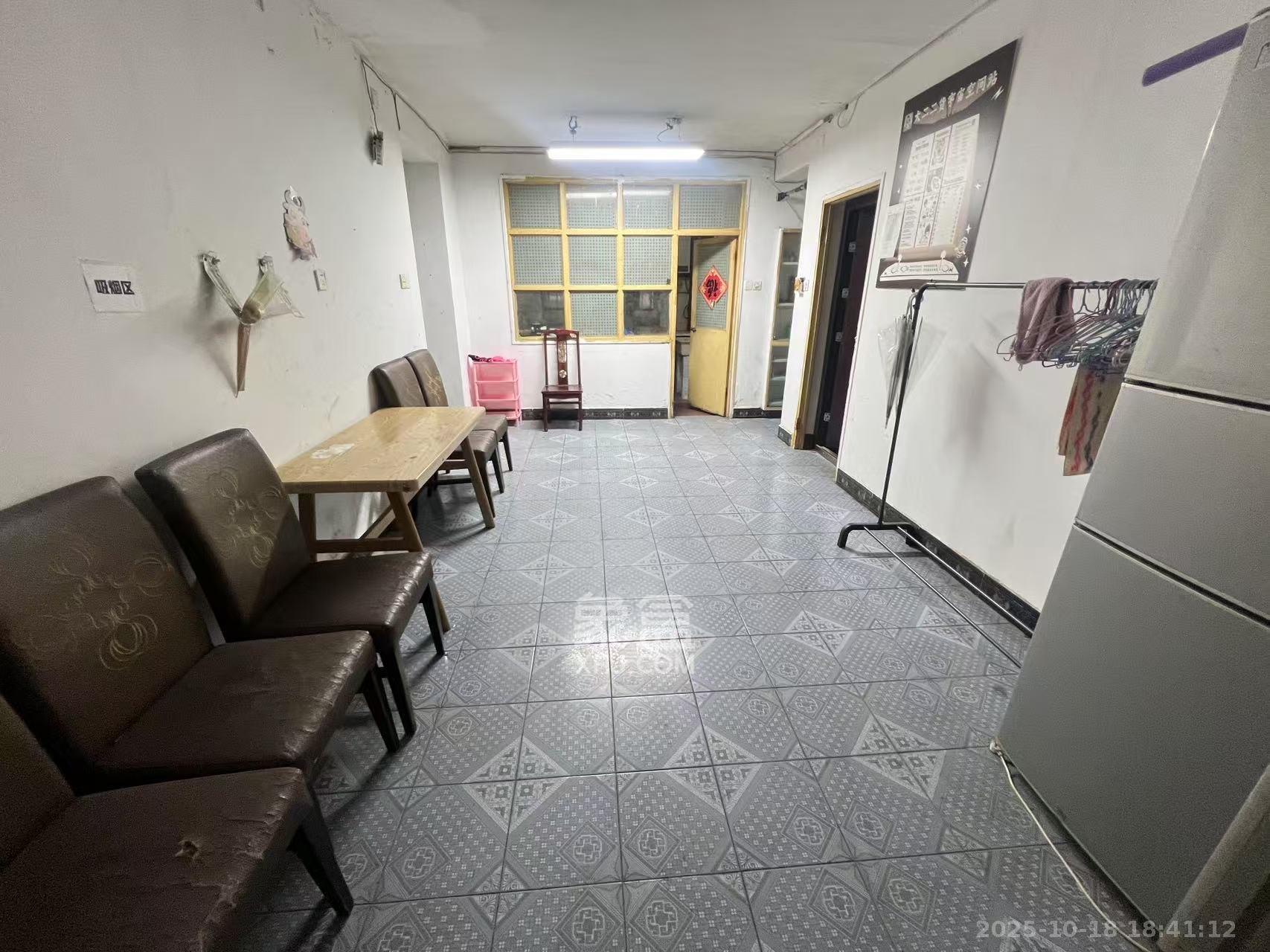 里仁巷22号工商联宿舍  1室0厅0卫    2500.0元/月