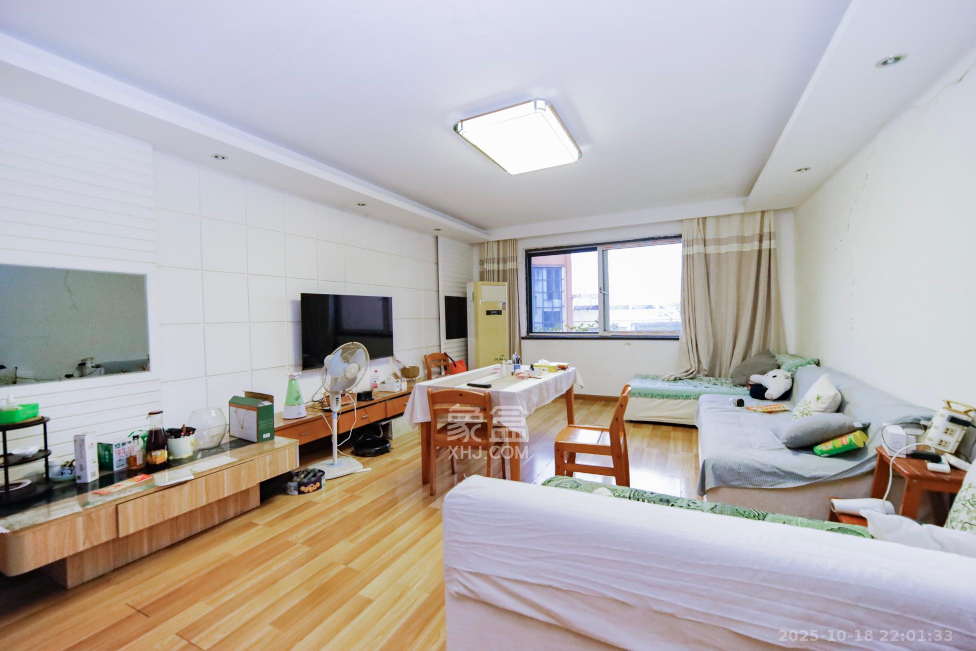 香溢豪庭  3室2厅2卫    90.0万客厅