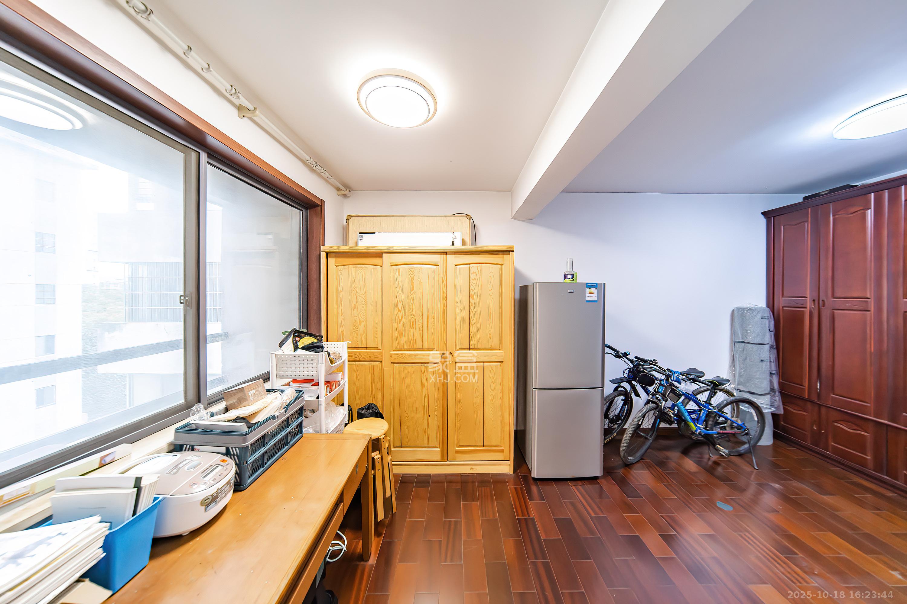 阳光100一期、四五期  4室2厅2卫    138.0万卧室