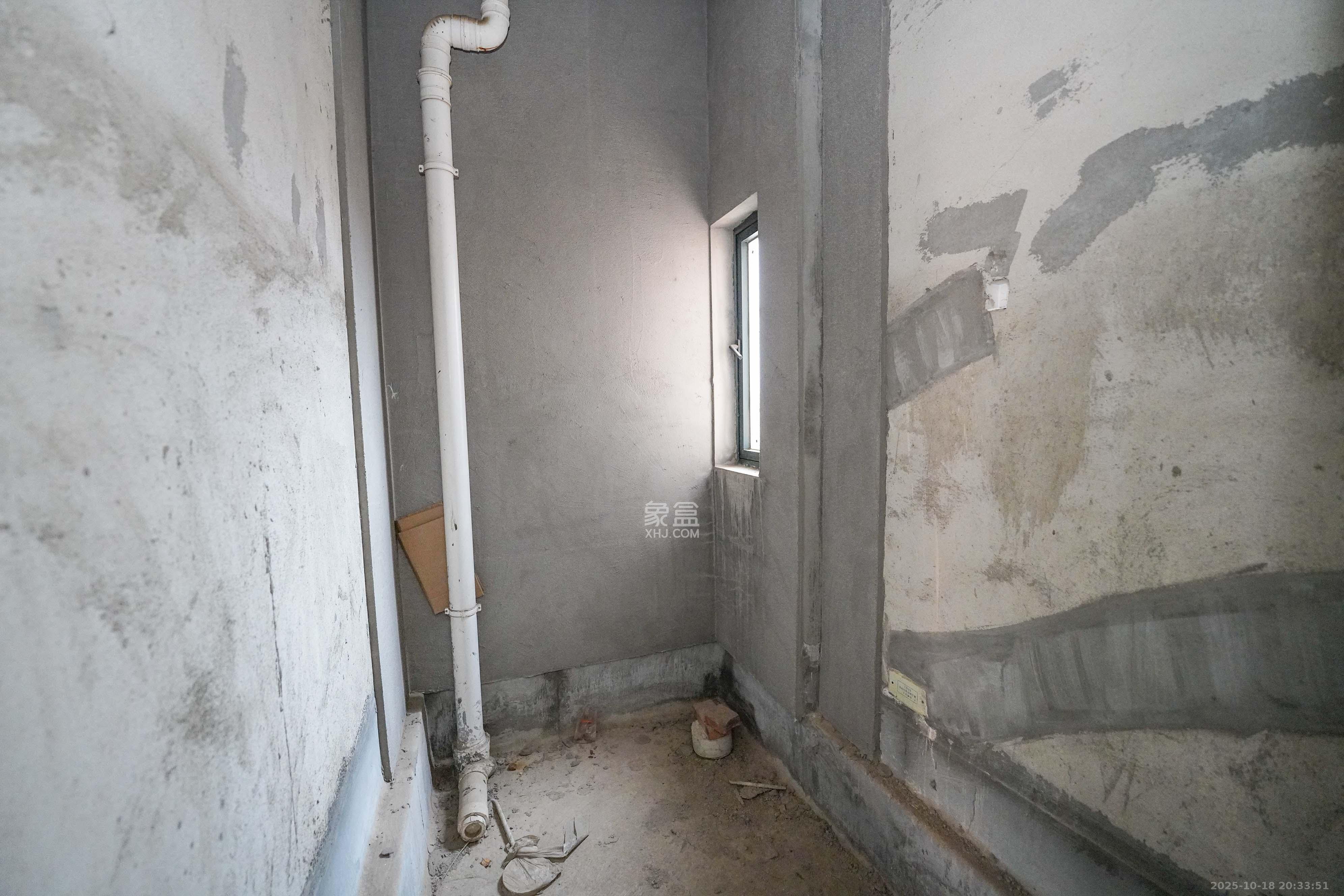 丽发新城  5室3厅3卫    106.8万卫生间