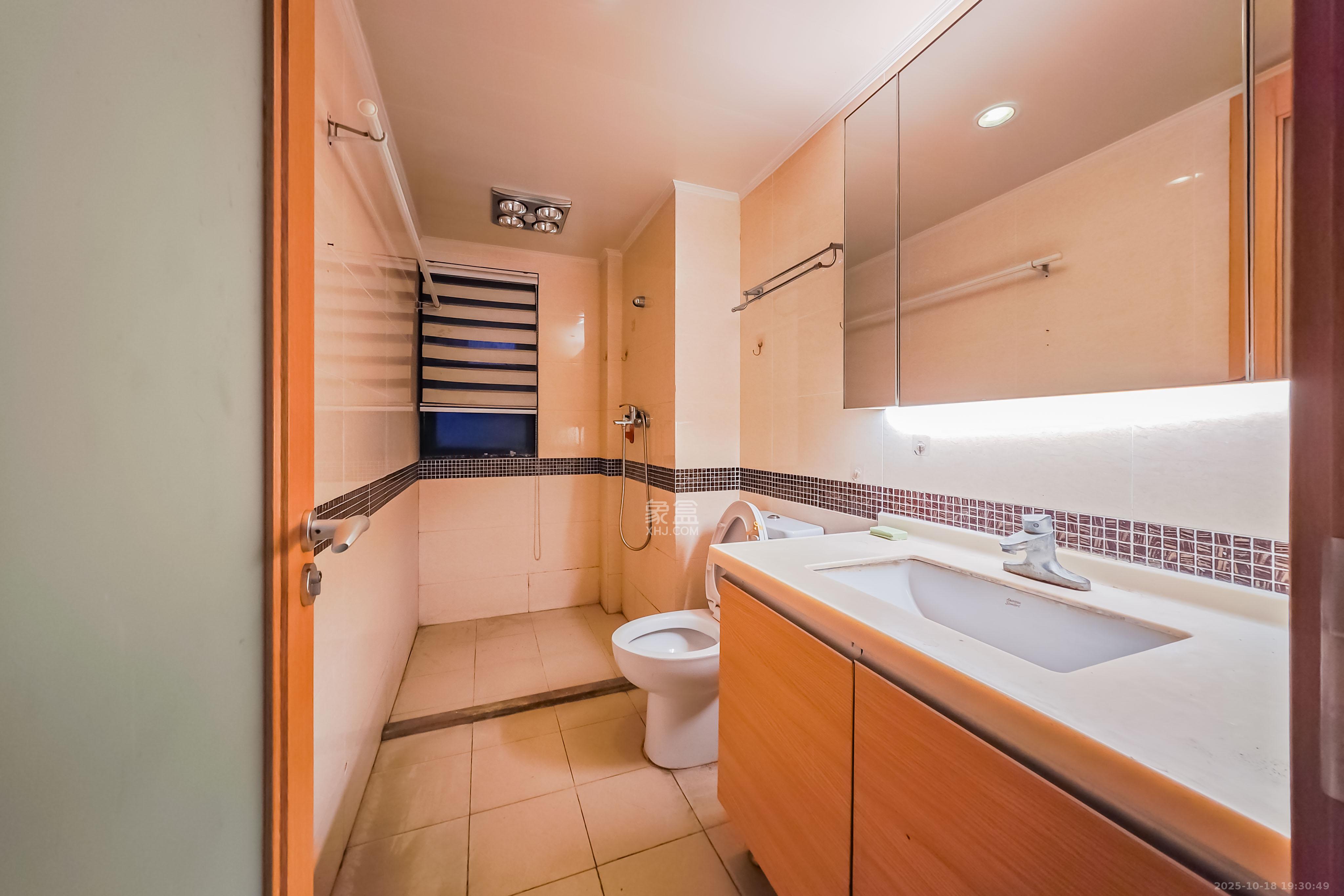 旭辉国际广场(永升商业广场) 3室2厅2卫 108.0万 旭辉国际广场(永升商业广场) 3室2厅2卫 108.0万卫生间