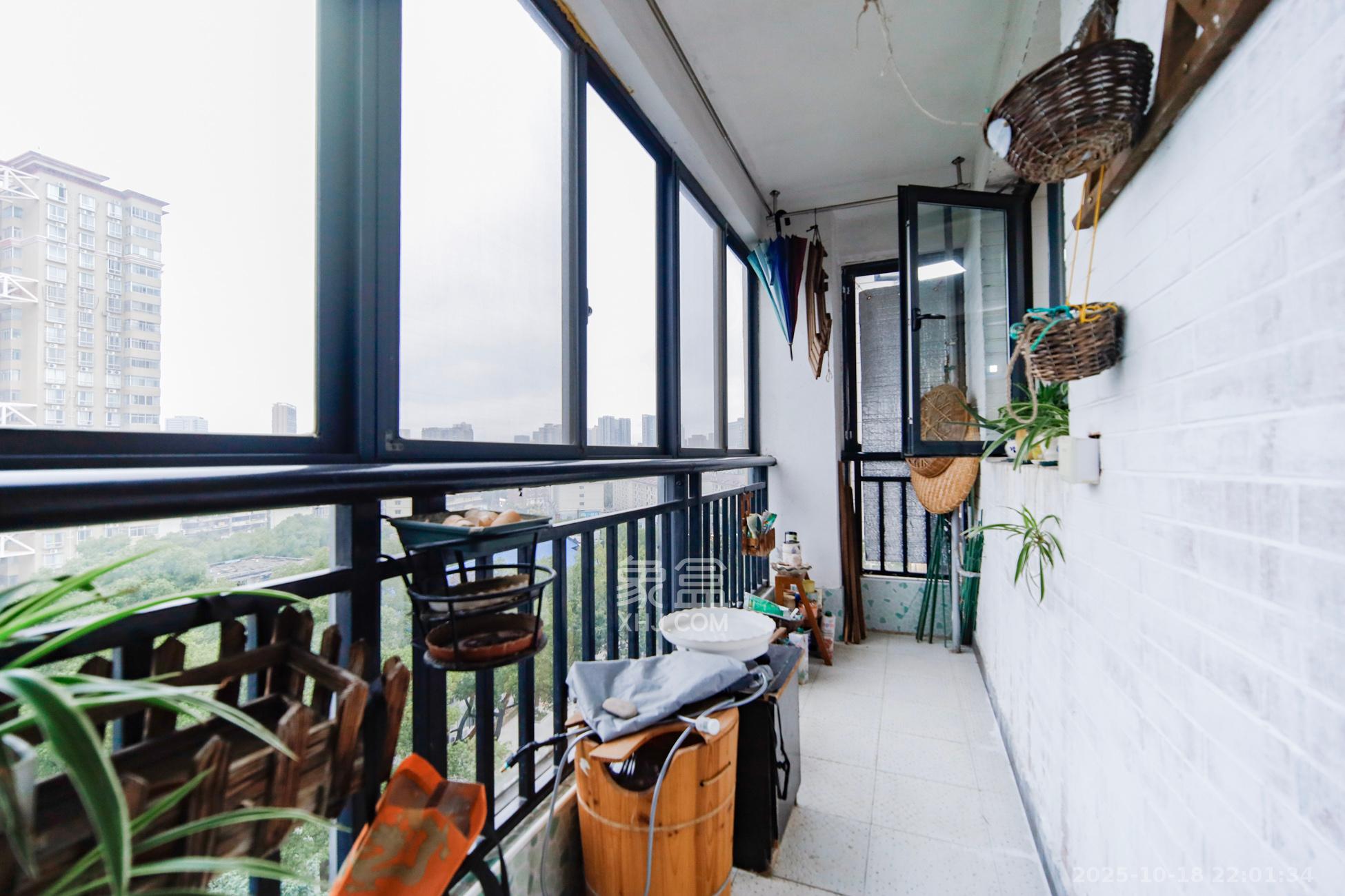 香溢豪庭  3室2厅2卫    90.0万阳台