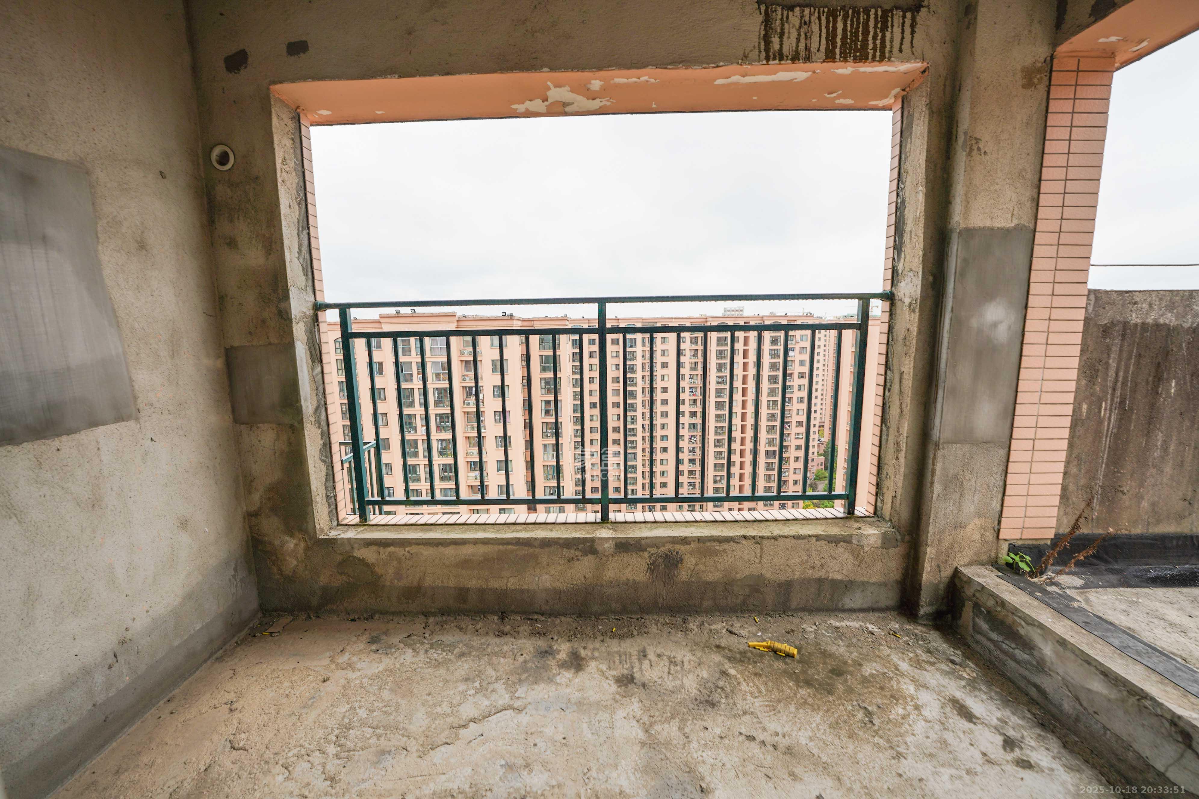 丽发新城  5室3厅3卫    106.8万阳台