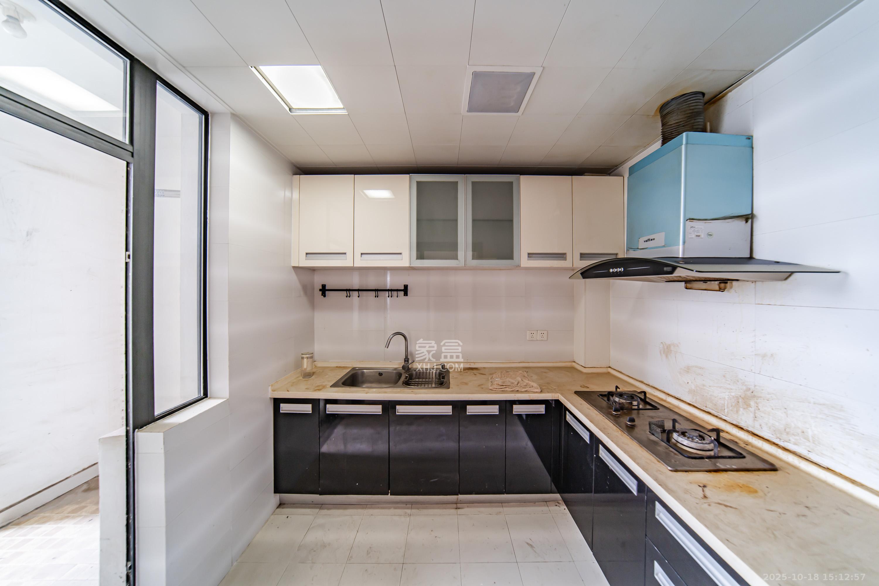 阳光100三期  2室2厅1卫    2000.0元/月室内图