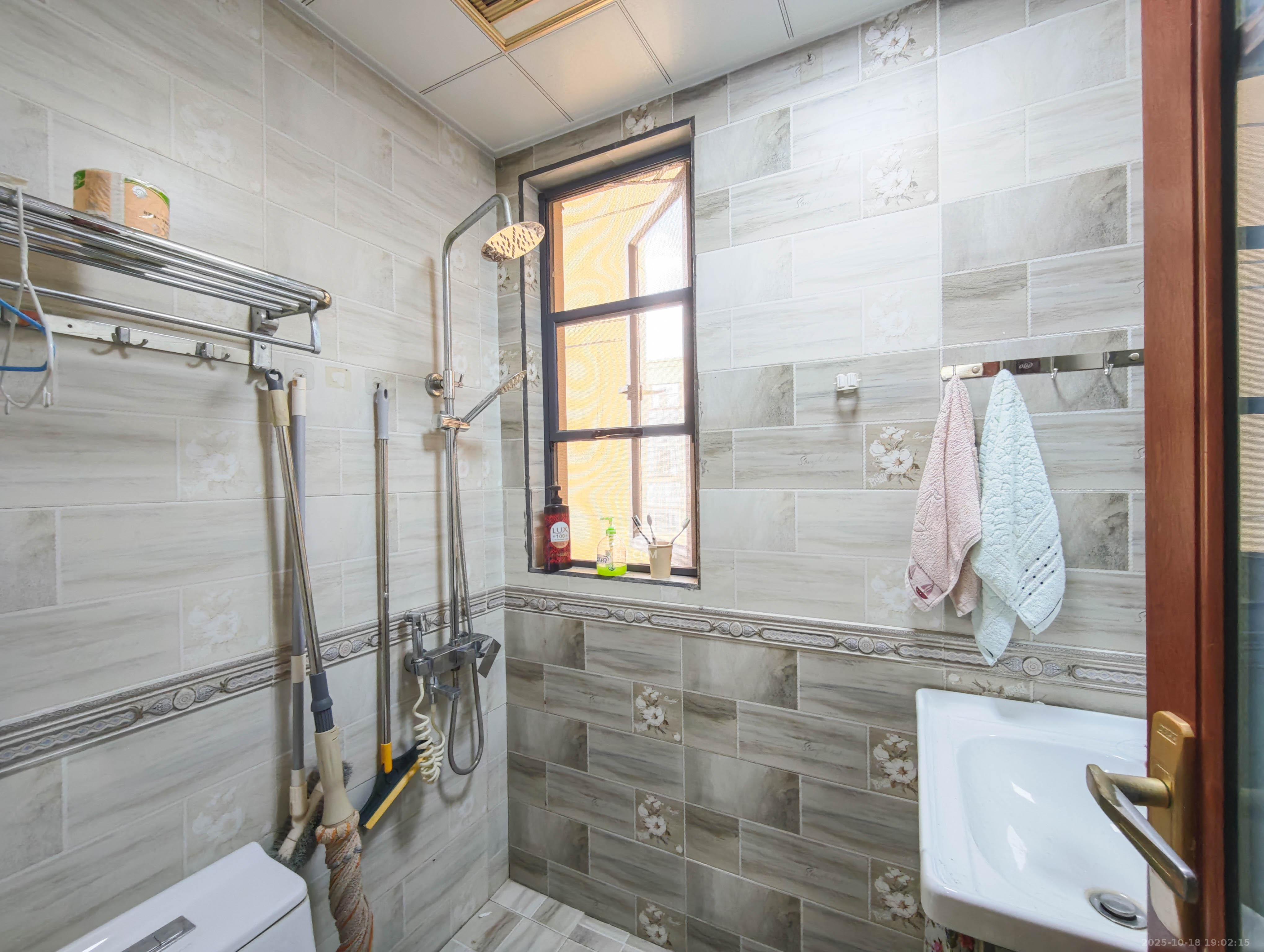 保利城（中航城国际社区、郡原美村）  4室2厅2卫    80.0万卫生间