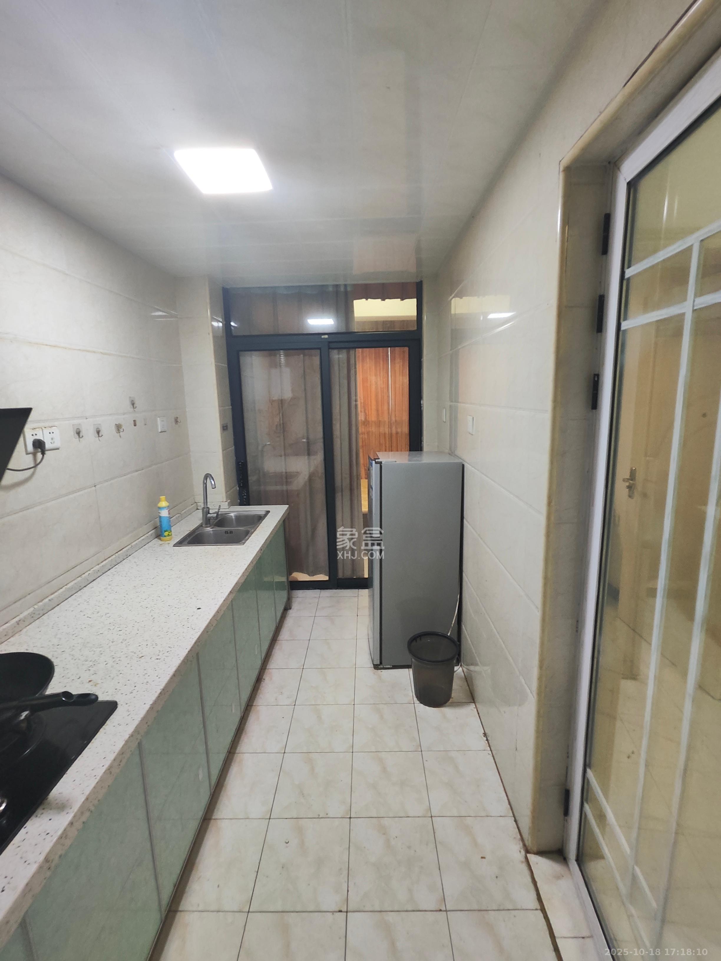 地华梅溪湖畔  2室1厅1卫    1700.0元/月 地华梅溪湖畔  2室1厅1卫    1700.0元/月室内图