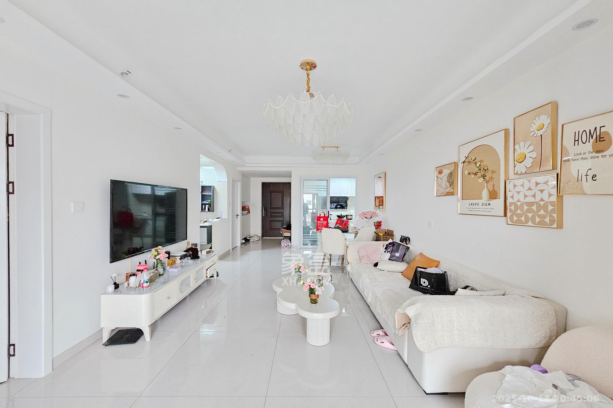 阳光城尚东湾嘉林苑 3室2厅1卫 80.0万 阳光城尚东湾嘉林苑 3室2厅1卫 80.0万客厅