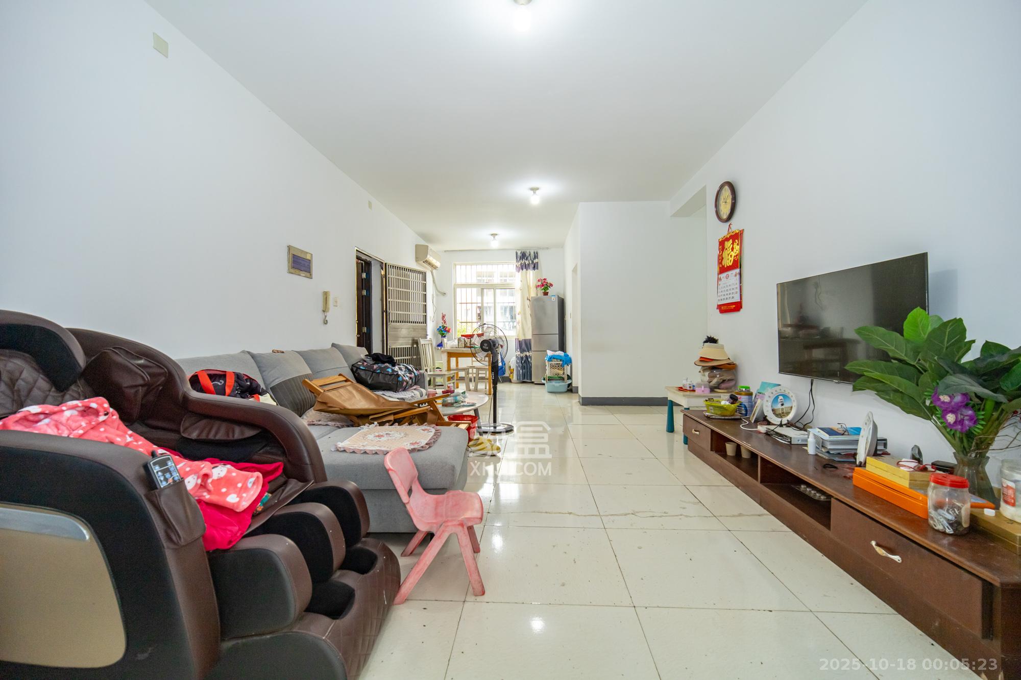 金岸教师公寓 4室2厅2卫 61.0万 金岸教师公寓 4室2厅2卫 61.0万客厅