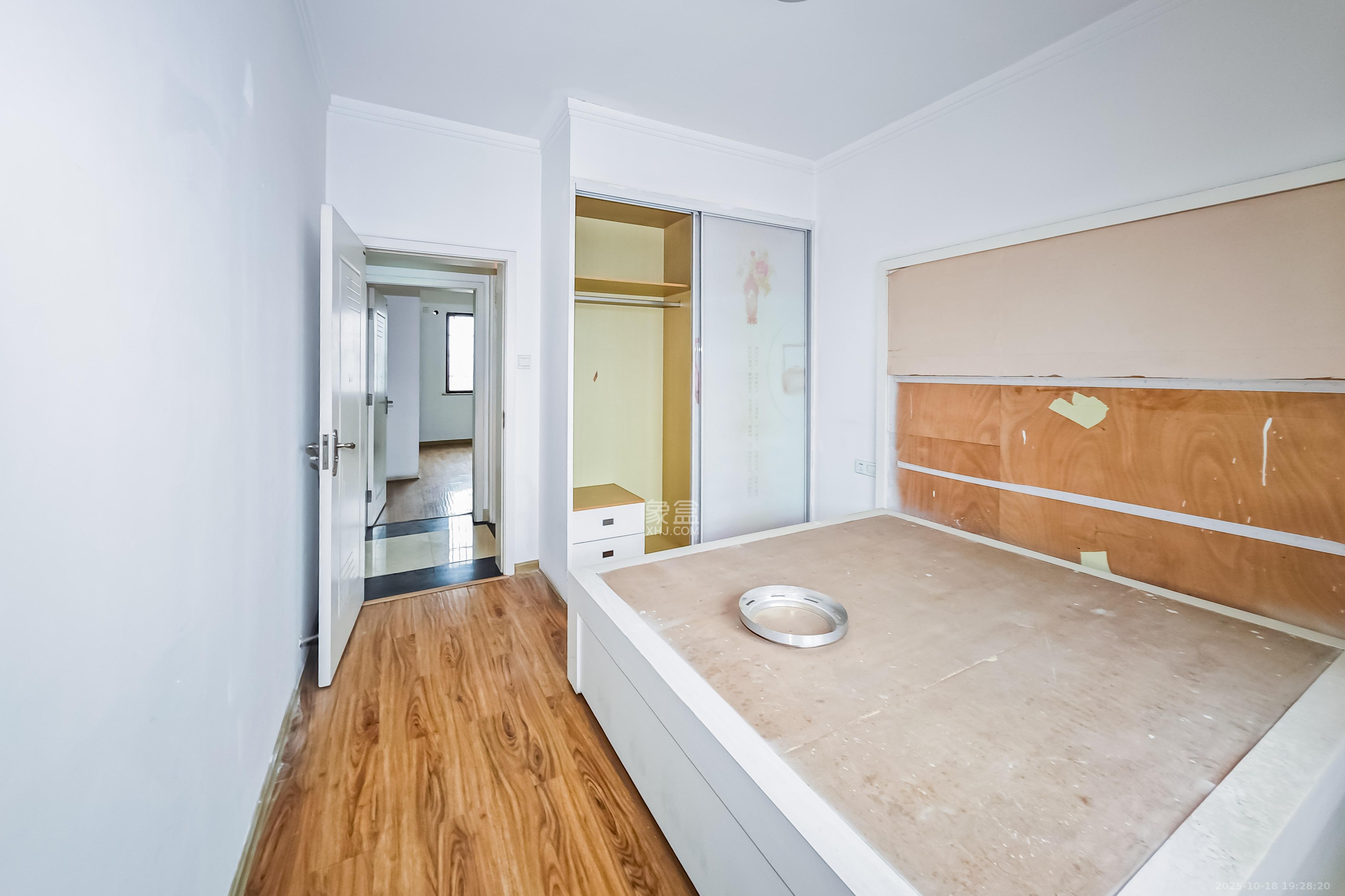 湘核佳苑  4室2厅2卫    88.0万 湘核佳苑  4室2厅2卫    88.0万卧室