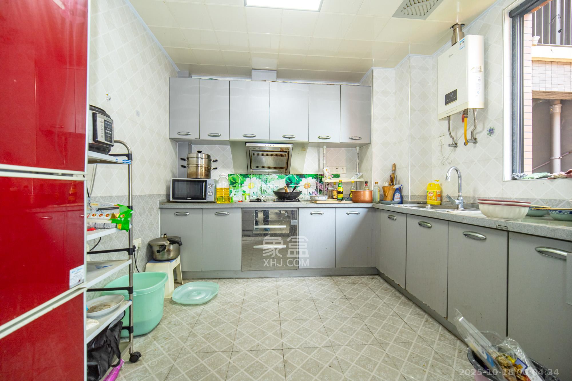 华润凤凰城二期  5室2厅2卫    130.0万厨房