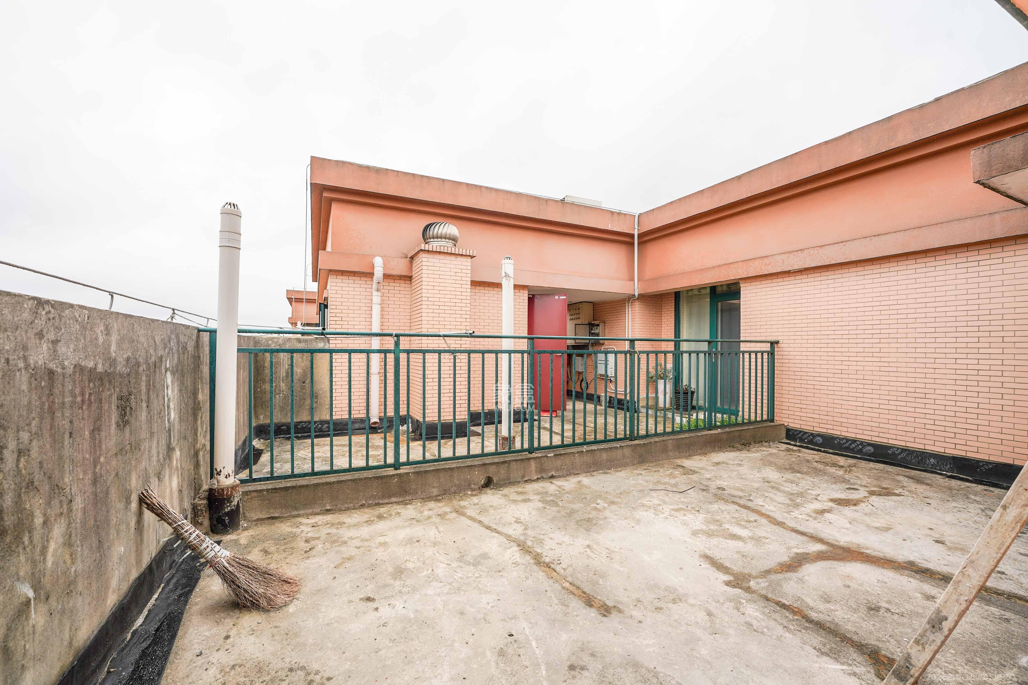 丽发新城  5室3厅3卫    106.8万阳台