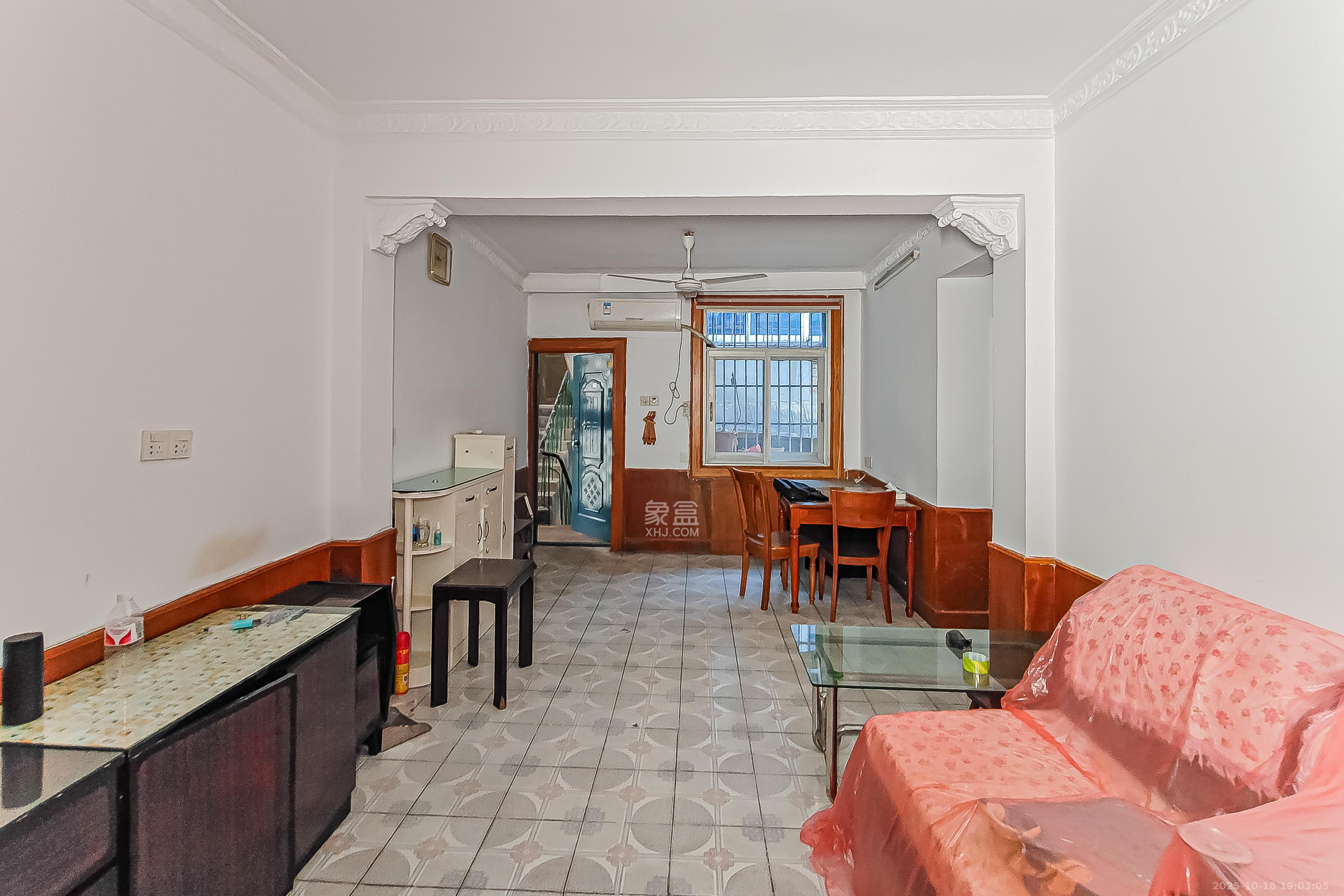 城南中路公安局宿舍  3室1厅2卫    37.0万 城南中路公安局宿舍  3室1厅2卫    37.0万客厅