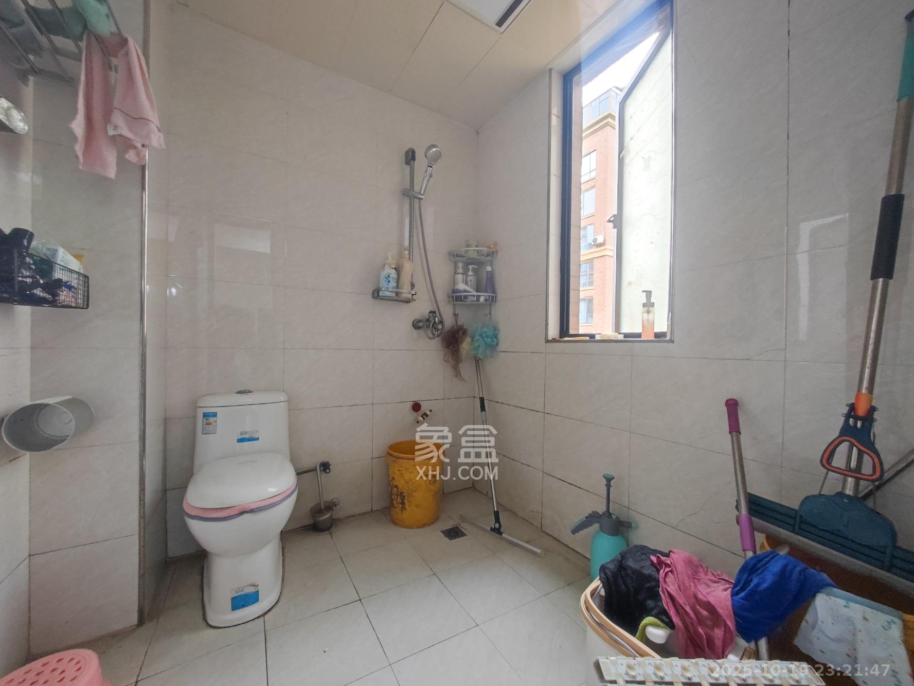 翡翠云天 3室2厅2卫 75.8万 翡翠云天 3室2厅2卫 75.8万卫生间