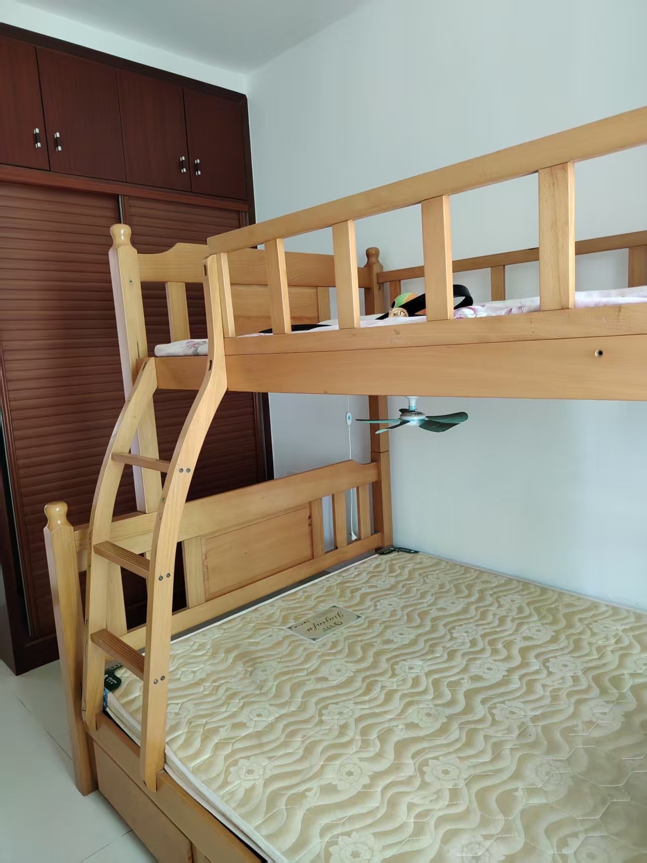 山高经典(山高村) 3室1厅2卫 70.0万 山高经典(山高村) 3室1厅2卫 70.0万客厅