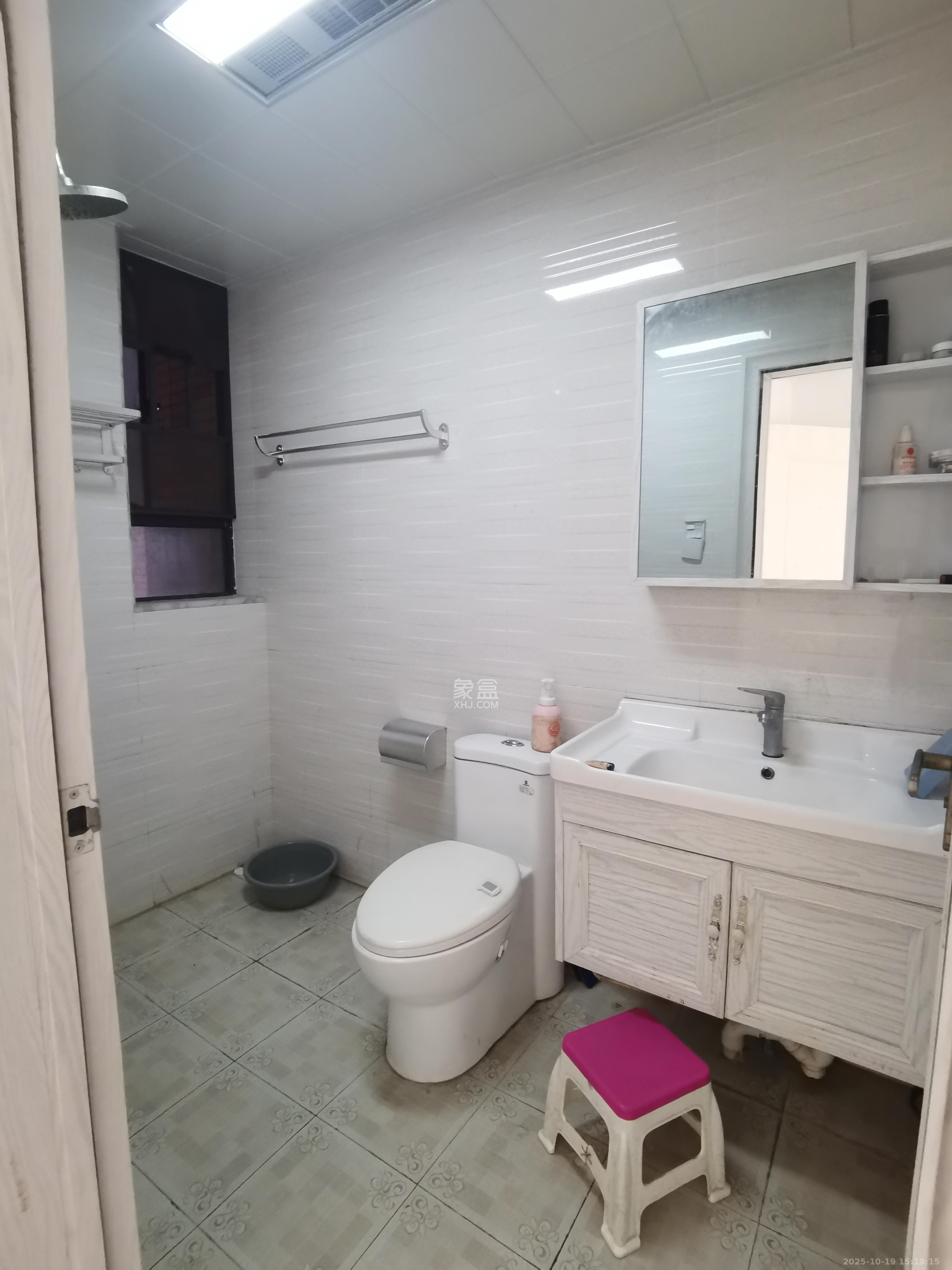 三一街区  3室2厅1卫    2000.0元/月 三一街区  3室2厅1卫    2000.0元/月室内图