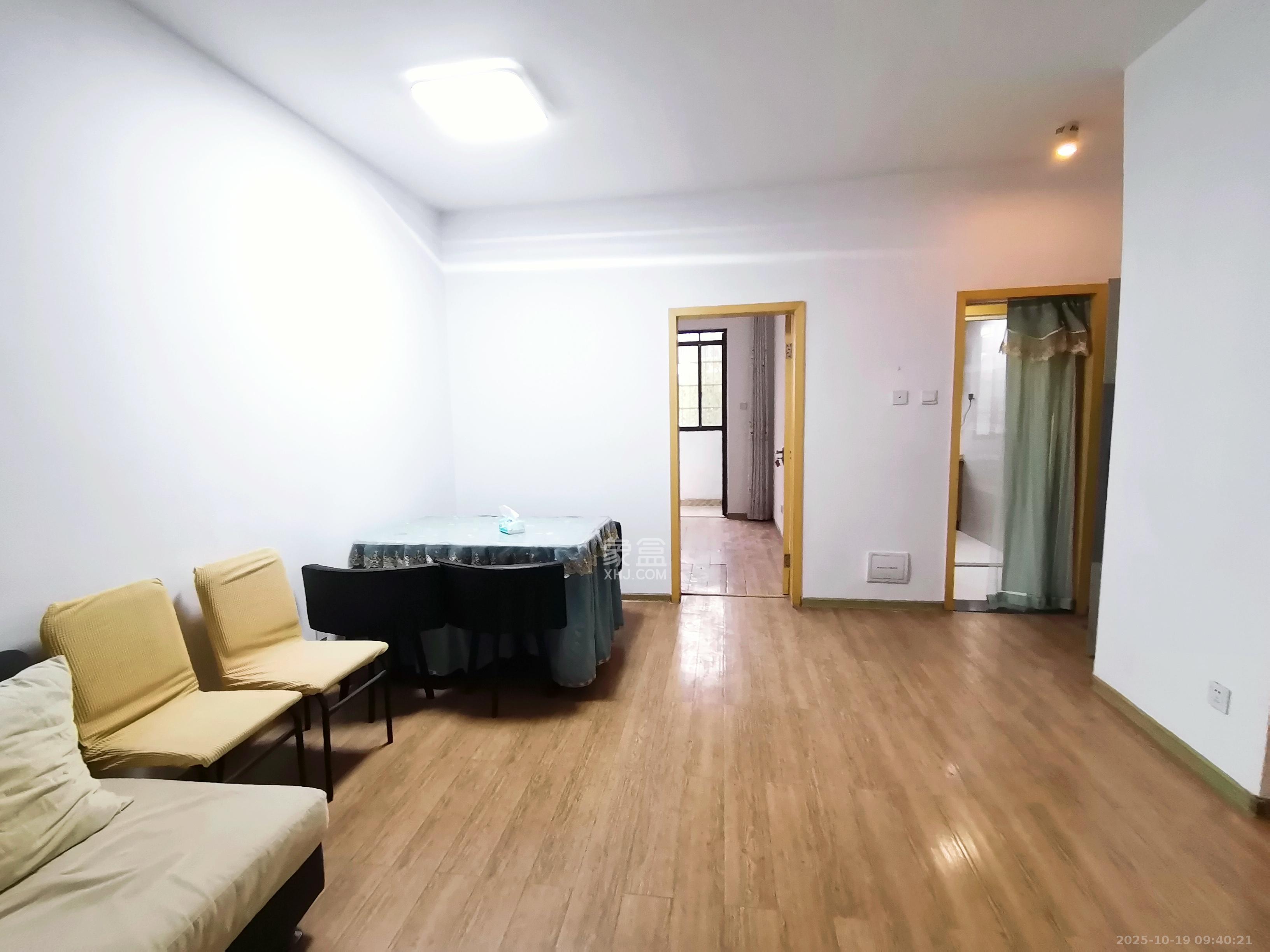 阳光100三期  2室2厅1卫    2200.0元/月室内图